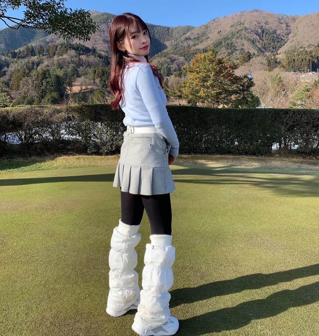 のインスタグラム：「⛳️  今年はたくさんラウンド行けたし たくさんの素敵な方達と出会えました☺️💓  その素敵な繋がりを これからも大切にしたい👭👭👭  そしてまたベスト更新できるように 練習も頑張ろう✊✨✨  皆さま来年もよろしくお願いします💖 良いお年をお迎えください🙇‍♀️🌟 ・ ・ @sunmembers  来年も絶対行きたい素敵なゴルフ場😍  #ゴルフ女子#冬ゴルフ#ゴルフコーデ #女子ゴルフ#ゴルフウェア#ゴルフ #golf#ゴルフラウンド#ごるふ女子 #ゴルフうまくなりたい#ゴルフばか #ゴルフ好き#ゴルフ女子コーデ #ゴルフファッション #ゴルフ女子と繋がりたい」