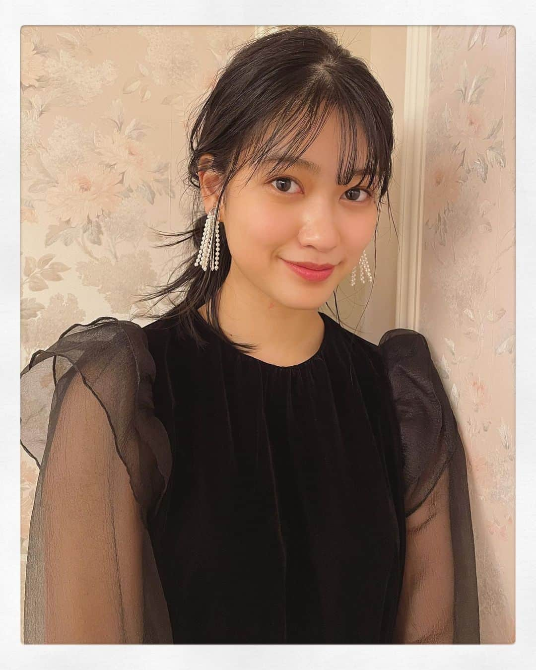 東李苑さんのインスタグラム写真 - (東李苑Instagram)「2020年もお世話になりました🌸  2021年は大好きなみんなとの時間を もっと沢山作れるように頑張りたいと思ってます。  大変な時代だけど 全てをマイナスには捉えずに ポジティブに生きていきましょうね😌  みんなのことが 本当に本当に大好きです。  どうか こんな東ですが、好きで居てください(笑)  良いお年をお迎えください♪」12月31日 22時24分 - az_rion