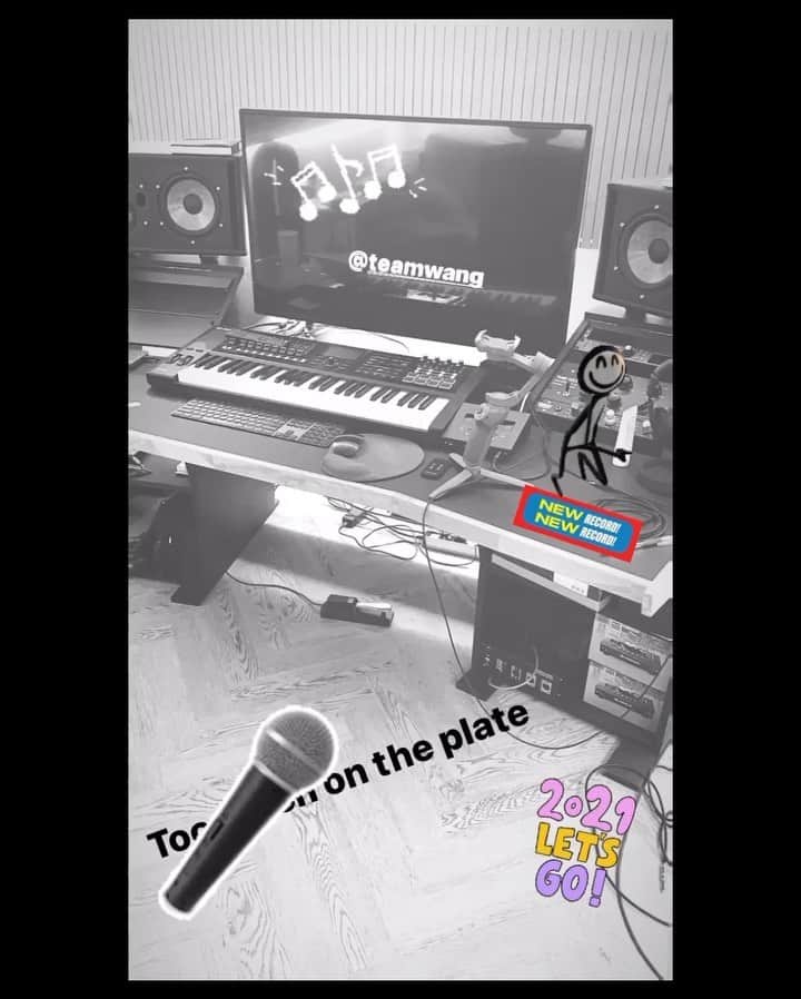 ジャクソンのインスタグラム：「. Last day of 2020. Been a tough year Let all the negativities become a part of our memory that makes us even stronger Know yourself and what you love Get out of the Comfort zone Understand and Accept our weakness then start planning and executing towards it building and exploring It’s a LONG journey making your own history Let nothing disturb you Believe in yourself . We are just a step away from making it happen We decide whether we CAN or NOT  . Hope 2021 can be a better one coming for everyone A lot of stuff I prepared and planned Can’t wait to share MUSIC & FASHION (designs) etc.. Can’t wait until everyone can travel again I can’t wait to go to you all personally & perform for you guys 2021 will be a year full of delivery from TEAM WANG Will also be a year of me standing in front of everyone as more than just an artist. Thank you for building this kingdom with me through both bad and good times Can’t wait to share it with the world I hope everyone safe And please take care of yourselves for me. I hope what I do can make everyone support and show love - proud LOVE YOOOOOOUUUUUU ALLLLLLL 2021 LET’S GOOOOOOOOOO❤️🧧  今天是2020年的最后一天 今年是艰难的一年 也希望我们让所有的负面成为我们记忆中的一部分 让我们更强大，更了解自己，何为所“爱”  走出我们的舒适区 理解并接受我们的弱点 然后开始规划并付之于行动  策划，构建和探索 要创造属于自己的历史 是一个漫长的旅程  不要让任何事打扰你 相信自己 我们离实现目标只有一步之遥 我们自己来决定能或不能  希望2021年对每个人来说都是更好的一年 我准备和计划了很多 迫不及待想要分享 除了音乐和时尚（设计）等等… 也希望可以飞去不同的地方 也想亲自来到你们面前，为你们表演  2021年将是TEAM WANG 满满的一年 比起以前 会有很多很多不同的惊喜 也有一部分是我除了作为一个艺人 以其他的身份站在大家面前的一年  感谢你们与我共同建立这个kingdom 与我一起 酸甜苦辣的 经历每一瞬间 等不及想要和全世界分享 属于我们的 kingdom  我希望大家平安，安全 也请替我照顾好你们自己 我希望我所做的一切可以让你骄傲  2021年 来吧❤️🧧  #2021 #TEAMWANG  @teamwang  @teamwangdesign」