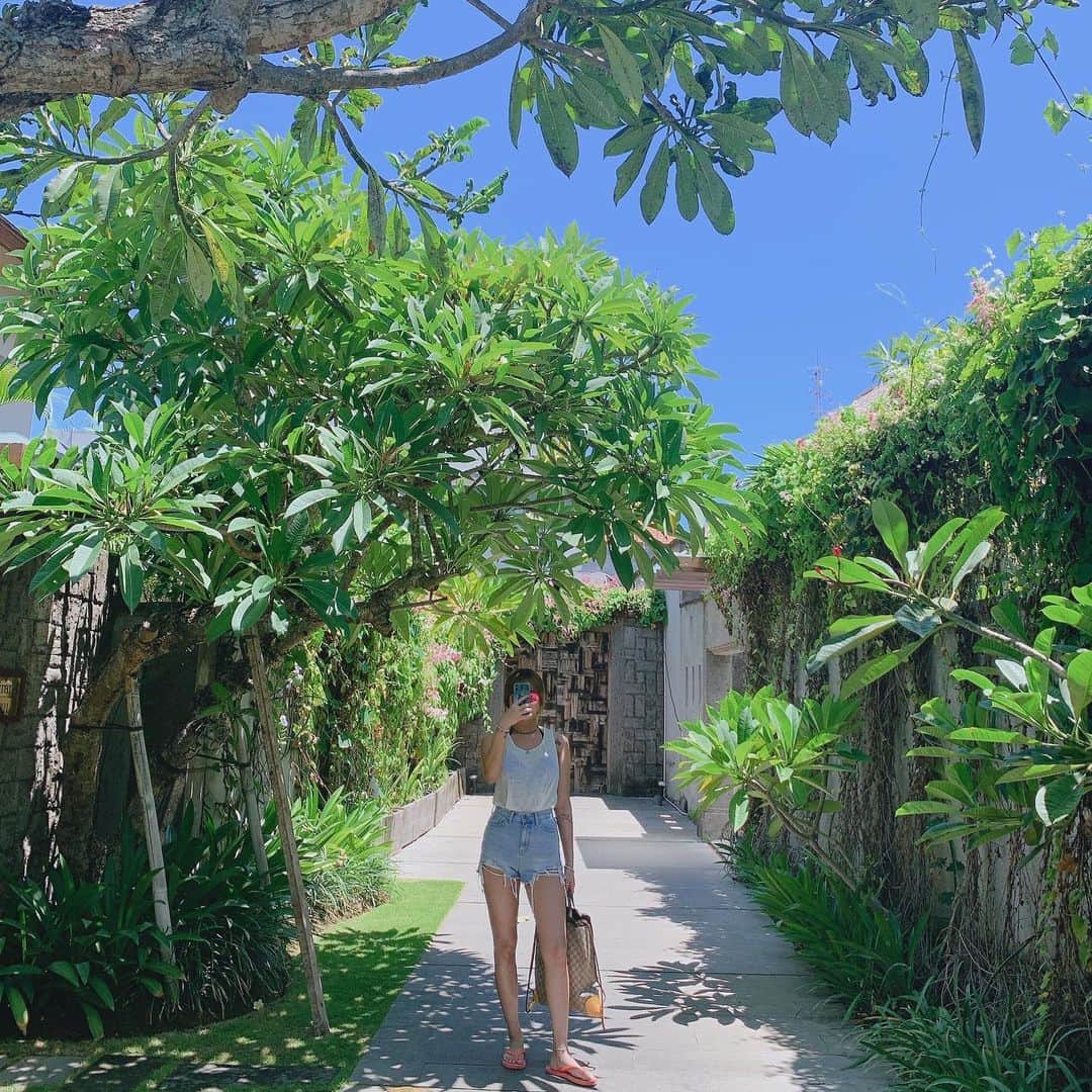 のインスタグラム：「안녕 2020 . 내년엔 더 행복한 모두가 되길🙂🤍」