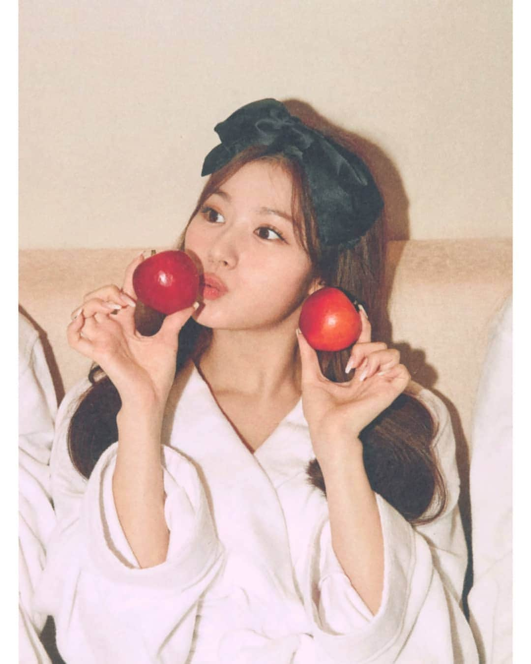 サナさんのインスタグラム写真 - (サナInstagram)「[SCAN] TWICE SEASON'S GREETINGS 2021 "THE MOMENT FOREVER" . Happy New Year 2021 everyone!🥳🎉 ーーーーーーーーーー Follow > @sana.twice.kr < . @twicetagram #TWICE#트와이스#ONCE#Sana#사나 #Nayeon#나연#Jeongyeon#정연#Momo#모모#Jihyo#지효#Mina#미나#Dahyun#다현#Chaeyoung#채영#Tzuyu#쯔위」12月31日 22時27分 - sana.twice.kr