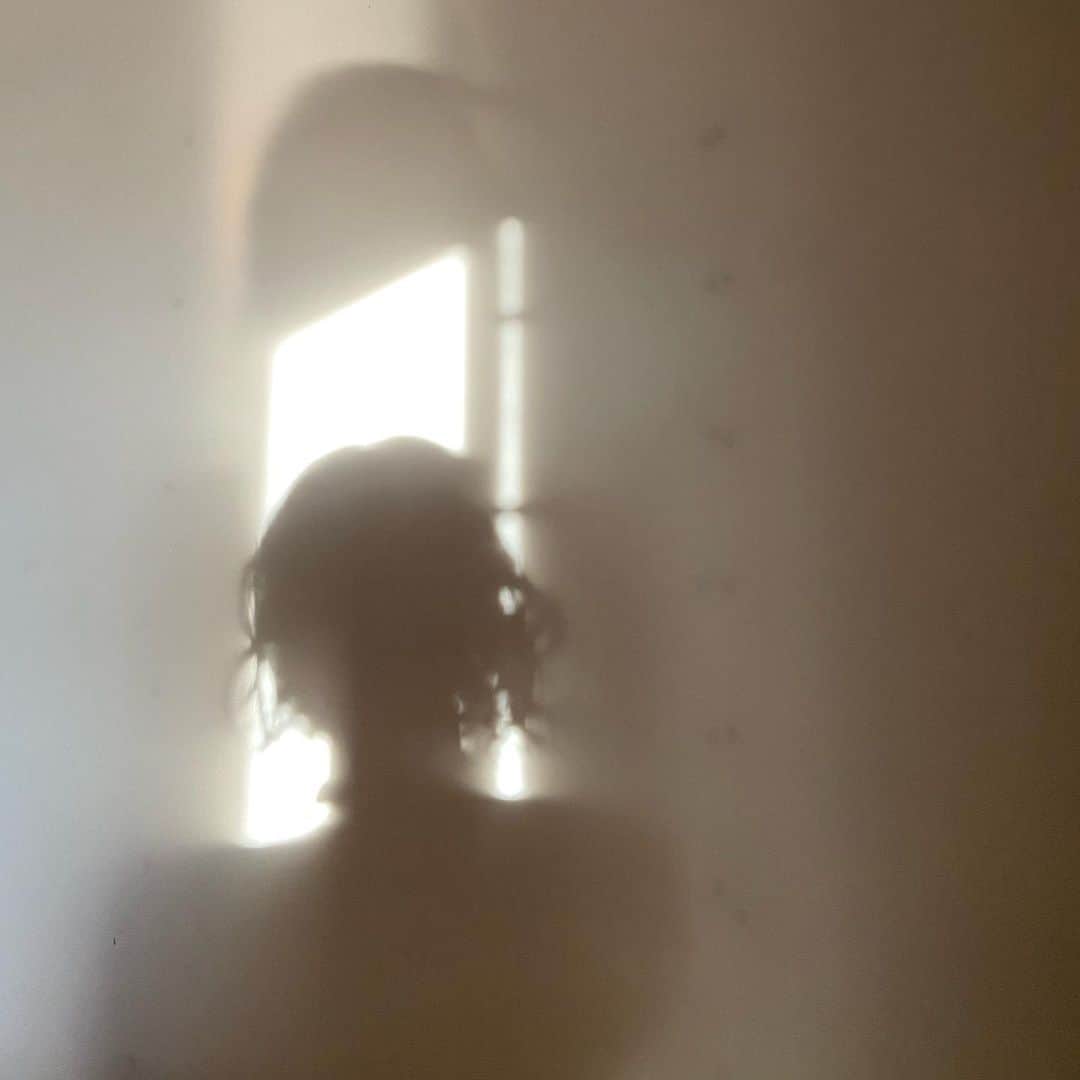 ラブリのインスタグラム：「2020年もありがとうございました。  なんだか色々ぎゅっとしてたね。 全部きたって感じよね。全部きたから来年は楽しいよ。  来年も宜しくお願いします。 お正月、気持ちのいい時間を過ごしてくださいね！  イズミとラブリ」