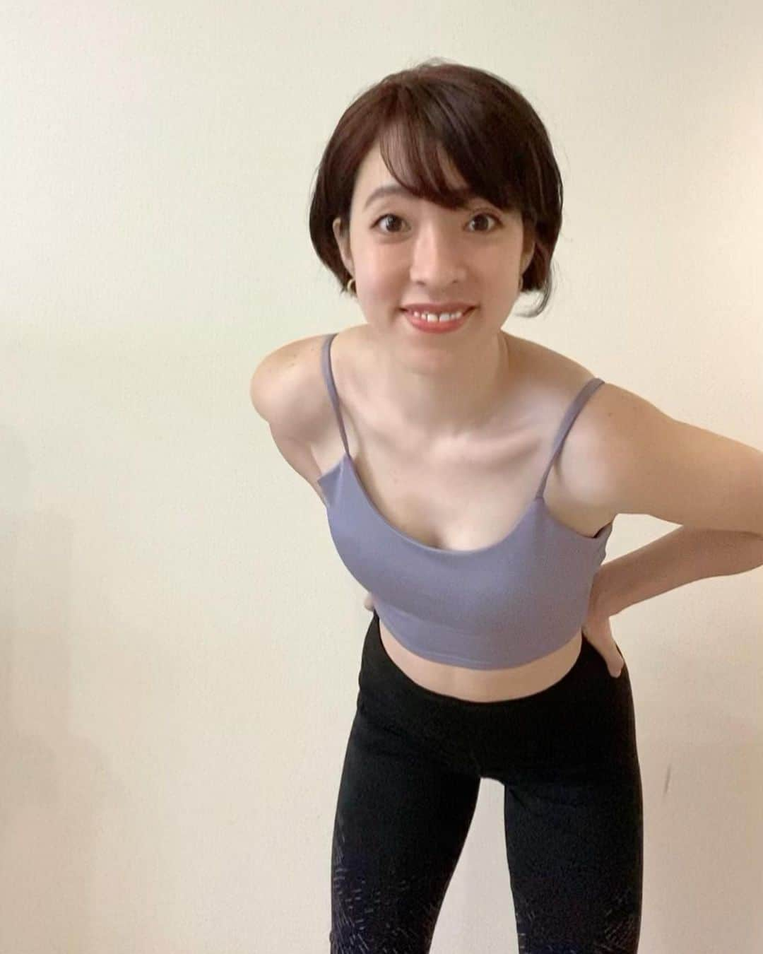 菅長愛子さんのインスタグラム写真 - (菅長愛子Instagram)「🎍🙇‍♀️🎍 皆さん  2020年1年間ありがとうございました🙇‍♀️ 皆さんそれぞれ日常と違う日々を過ごし、戸惑いや対応などで大変な思いをされたかと思います。 その中で、リモートでのトレーニングを活用して頂くようになり、私やPhygicを知って下さり、出逢えたことに感謝を致します。  私に限らず、皆さんいろんな苦労、成長、変化があったかと思いますが、誰もが予期せぬことを前向きに捉えることでこれから先何があってもポジティブに過ごせると思っています！  年末は、史上初と言えるほど沢山のご予約をいただき有り難さを感じながらの仕事納めをさせて頂きました。 未来に期待を持って来年を迎えたいですね🎌  仕事始めは1月2日から🥰(明後日)←これも幸せ。 皆さーん、来年も、笑顔と元気いっぱいでよろしくお願いします🥺💓  良いお年をお迎えください🙇‍♀️🎍は🐶  #感謝 #年末のご挨拶  #ジム #トレーニング #ダイエット #ボディメイク #筋トレ #ワークアウト #姿勢改善 #ストレッチ #オンライントレーニング #麻布十番 #東京 #大阪 #難波 #gym#training#workout#personaltraining#diet#bodymake  #筋トレ垢さんと繋がりたい  #ダイエット垢さんと繋がりたい  #筋トレ女子  #筋トレ好きと繋がりたい #ダイエット仲間募集中」12月31日 22時28分 - aiko_suganaga