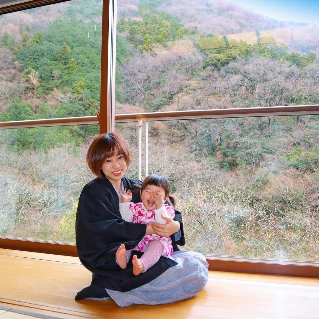 DJ YURiAのインスタグラム：「2020→2021﻿🌼 ﻿ ﻿ 今年は引越しなど環境の変化が大きい﻿ 1年でした🏡(出費も笑)﻿ ﻿ ﻿ そんな矢先、日常の景色がガラっと 変わってしまいました。﻿ ﻿ ﻿ 不安なこともたくさんあったけど﻿ 当たり前の大切さに気付けた年。﻿ ﻿ いつも元気な娘に救われました👧🏻﻿  ﻿ どんな大変な出来事にも学びがある﻿ と思っています✊🏻﻿ ﻿ ﻿ 来年もまだどんな年になるか分から﻿ ないけど、小さな幸せをいーっぱい﻿ 集めて笑顔で過ごしたいと思います👨‍👩‍👧﻿ ﻿ ﻿ ﻿ 今年も1年ありがとうございました☺️✨﻿ ﻿ 良いお年をお迎えください🌼﻿ ﻿ ﻿ ﻿ #goodbye2020」