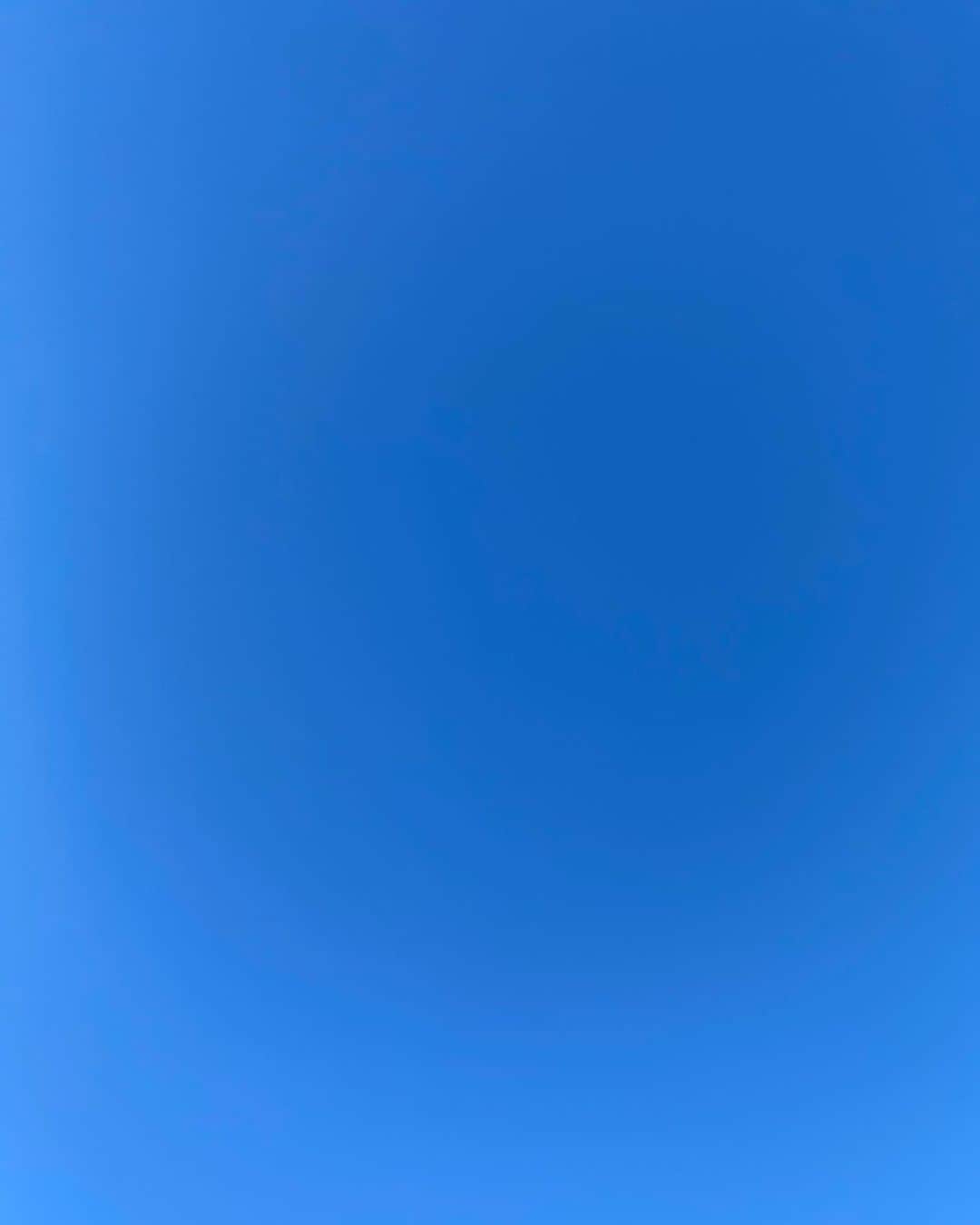 渋佐和佳奈のインスタグラム：「2020年最後の日は、雲一つない気持ちの良い青空が広がっていました。 不安を一掃してくれるようなこの空のように、2021年は世界が平和に、みんなが前を向いて幸せに過ごせますように。 お互い心身ともに健康に過ごしていきましょうね🍀  今年もありがとうございました(^^) 良い年をお迎えください！  #wowow #アナウンサー #渋佐和佳奈　#2020 #2021 #🌈」
