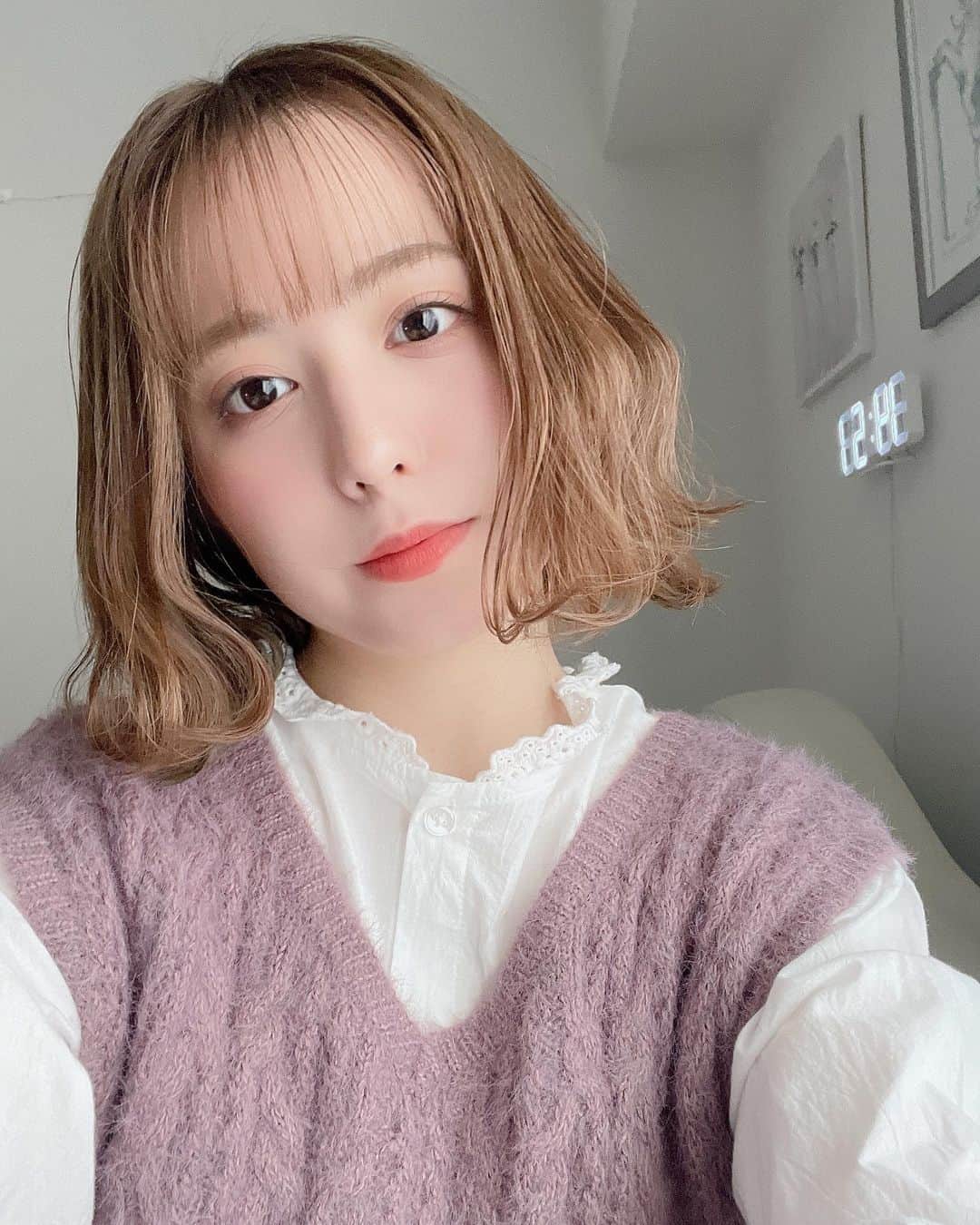 前田美里のインスタグラム：「今年も皆さんありがとうございました。 良いお年を💗 . .  #大晦日 #12月31日 #2020年 #ありがとう #自撮り  #おうち時間 #stayhome #photo #ファインダー越しの私の世界 #写真好きな人と繋がりたい #ヲタク #櫻坂46 #日向坂46 #フォロワー募集中 #december2020  #japanesegirl #follow #followme #좋아요 #팔로우미 #팔로미 #오오티디」