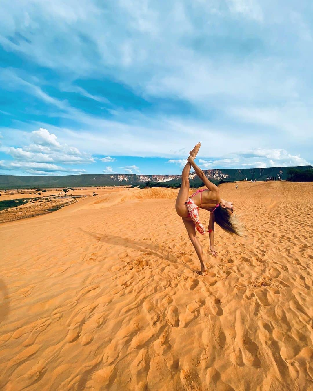 Jessica sayonara maierのインスタグラム：「GRATIDÃO JALAPÃO ❤️ - terminando esse ano louco com muita gratidão pela vida, pela saúde, família, natureza, as pequenas grandes coisas da vida! E é claro por conseguir fazer essa pose da foto, hoje faz 55 dias da minha cirurgia, foi um procedimento que me deixou muito apreensiva, além do enxerto ósseo, tenho 1 placa e 4 parafusos no fêmur 😅 e como vocês podem ver foi um sucesso! Obrigada Deus, e que em 2021 sejamos pessoas melhores para o mundo! ❤️」