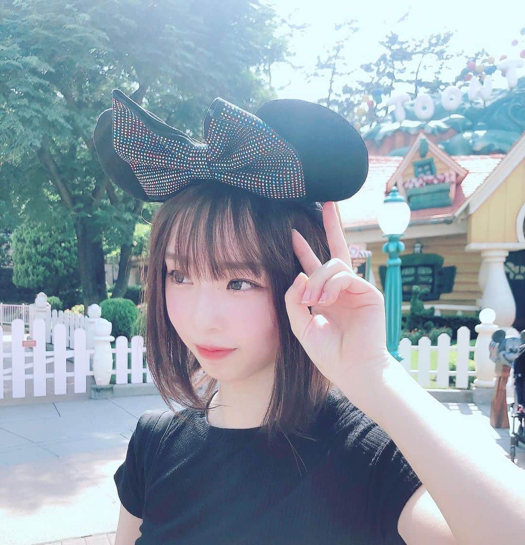 岡田梨奈のインスタグラム：「来年は充実します様に。😣笑笑 #2020 #ラスト #大晦日 #お正月 #2021 #ディズニーランド #disneyland #カチューシャ #ミッキー」