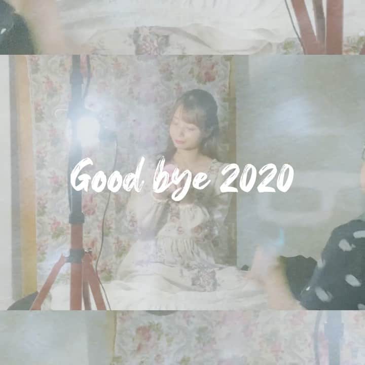 のインスタグラム：「.  2020  出会ってくれたみんなありがとう💗  嬉しいことも苦しいことも ぎゅっと詰まった1年でした。  苦しい時期、みんなから 刺激を受けて前を向けました🔥  どんな出会いでも これを見てくれている貴方との出会いが 私に影響を与えてくれているのは確かで、 関わってくれたみんなに感謝しています☺️  いつもありがとう🌼  出会ってくれたみんなが 2021年もっともっと幸せになりますように💫  2021年もよろしくね😌✨  それでは、みなさん 良いお年をお迎えください〜🎍  スワイプしてbestnineも見てね👀👉 失敗して真ん中の画像見えないやつ貼っちゃった🤣💫  #2020#福岡#年越し#イメージモデル  #2021#撮影#絵画モデル#mc#pv#bestnine #丑年#あけおめ#あけましておめでとうございます」