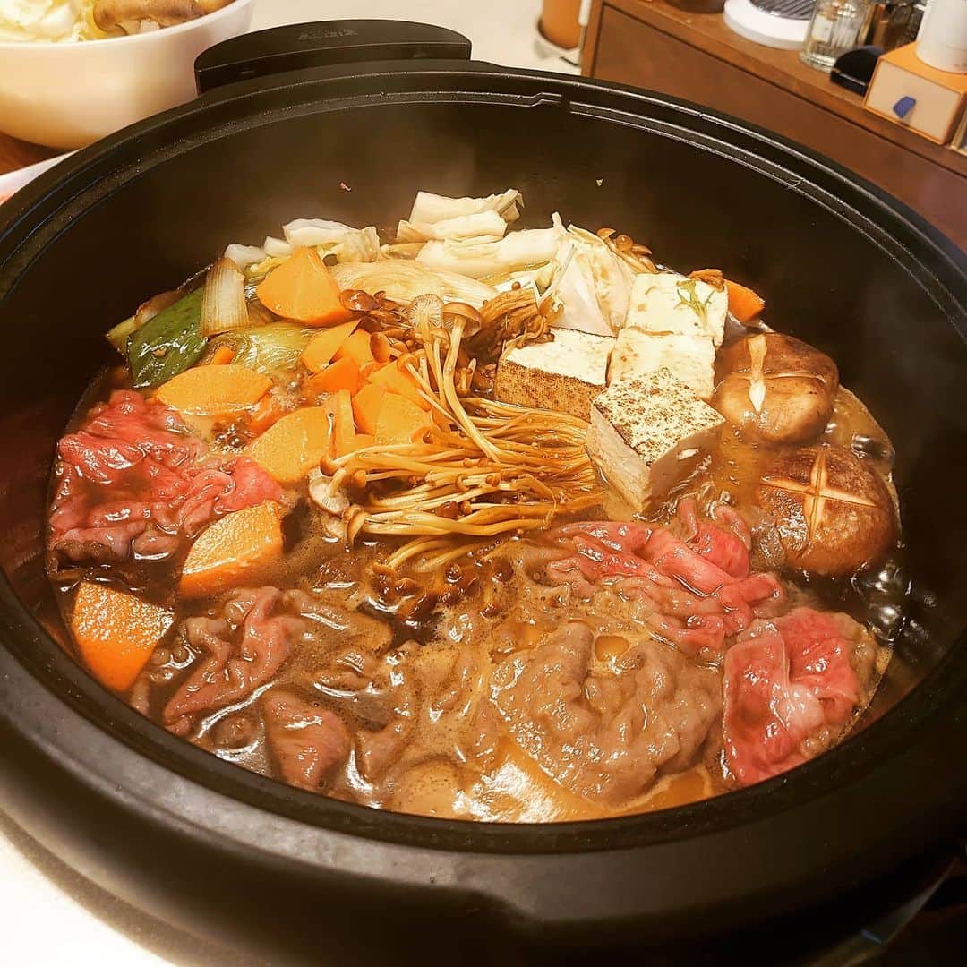 中村昌也のインスタグラム：「すき焼きとガキ使、たまに紅白… 大晦日だ！大掃除疲れでウトウトしてましたわ。本当に大変な一年でしたが、皆様に支えて頂きありがとうございました! 来年は皆様にとって素敵な一年になります様に笑顔が増える事を祈っております! 来年も宜しくお願い致します！」