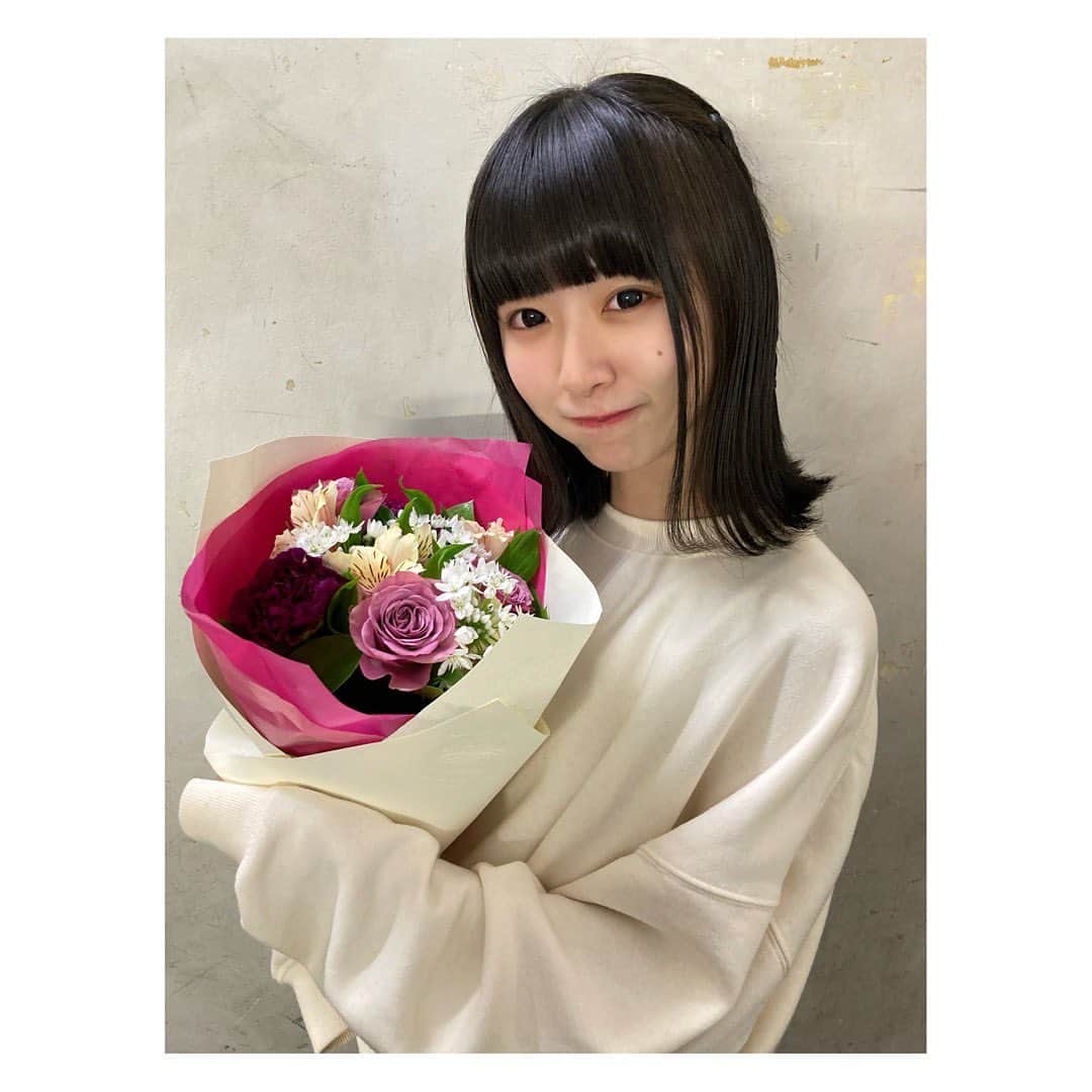 橋本美桜のインスタグラム：「2020.12.31﻿ ﻿ 真っ白なキャンバスに加入して2周年が経ちました。﻿ こうして自分が白キャンメンバーとして存在していることを未だに不思議に思ってしまったり、自分はどの立ち位置なんだろう…とか悩んだりもするけど、無事ちあきと2人そろって2周年を迎えられたことが本当に嬉しいし、みんなと過ごせたことが幸せです。﻿ ﻿ 今年は思うように活動ができない中、たくさんのファンの方に支えられて、自分の無力さも、周りの人の有り難さも知った1年でした。﻿ ﻿ 出会いと別れの多い1年でもあって、我慢強い私でも苦しい思いをしたり、立ち直れなかったりしたけど、ここまで白キャンに関わってくれた方、橋本美桜に関わってくれた方みんなに感謝して、3年目も頑張って行きたいです！﻿ ﻿ (来年はもうちょっと文章力つけたいな…（笑）)﻿ ﻿ 2021年もよろしくお願いします❀*°」