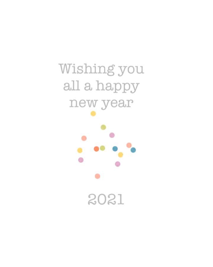 Laraのインスタグラム：「. . . Thank you 2020 Best wishes 2021」