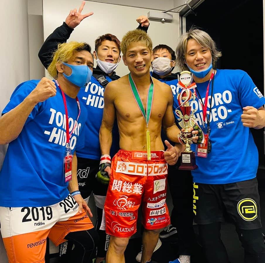 所英男さんのインスタグラム写真 - (所英男Instagram)「久しぶりのRIZIN、久しぶりの大晦日、久しぶりの試合、腕十字で勝つことができました。 対戦してくださった太田忍選手、本当にありがとうございました！ 忙しいのにいつも快くセコンドついてくれる勝村さん、金原さん、おかげで勇気出して試合できました！ 所プラスの萩原くん、長野くん、2人のおかげでまだまだ頑張って練習しなきゃ。といつも感じさせてもらってます。 ホント何もできない僕ですが、試合をすることになったら、皆さん協力してくださり、応援してくださり、喜んでくださり、本当に格闘技やってて良かったなあと思います。 家でも何もできない旦那ですが、今年最後に奥さんと息子にカッコつけれて良かったです。笑  #所英男 #RIZIN #RIZIN26」12月31日 22時40分 - tokorohideo