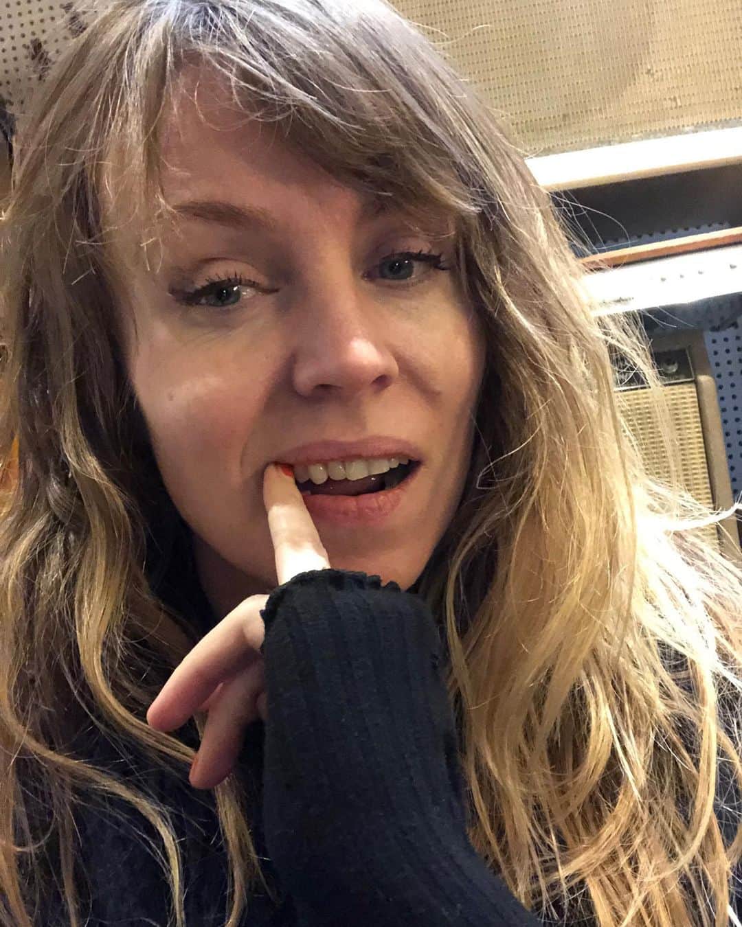 ヤナ・スクラのインスタグラム：「Het jaar 2020 was redelijk dramatisch, maar eigenlijk zó voorbij. En 2021 zal ook nog wel even een soort draak zijn, tot het moment dat het een ei legt en alles openbreekt en we opstijgen. Op deze foto symboliseer ik mijn hele leven.. en het dingetje dat tussen mn tanden zit is dan 2020.  P.S. laten we wel vast oefenen met het springen van kleine gaatjes in de lucht... want anders lukt het straks niet meer」