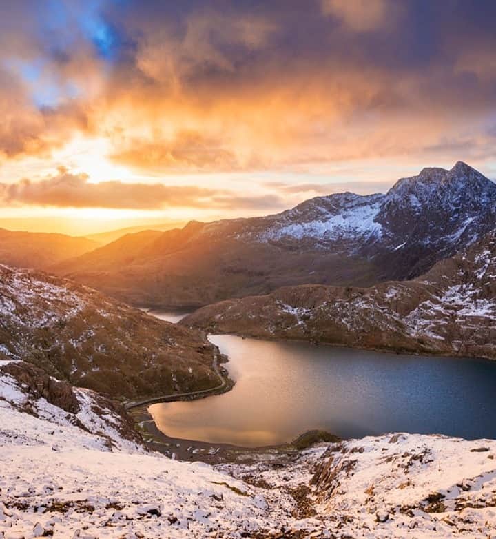 Lonely Planetのインスタグラム：「Wales is awash with wonderful things to do regardless of the weather, and that’s as true in winter as at any other time of year.⠀⠀⠀⠀⠀⠀⠀⠀⠀ ⠀⠀⠀⠀⠀⠀⠀⠀⠀ Hunker down in a cozy cabin, discover deserted beaches, or explore wild woodlands. Tap the link in our bio to find out how winter in Wales is done.」
