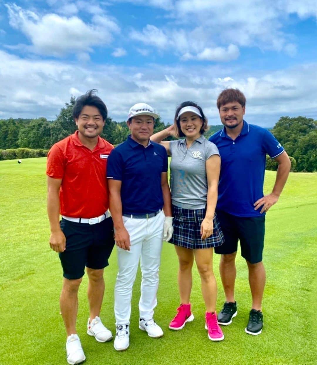 藤島妃呂子のインスタグラム：「もう少しで世界中が激変した2020年も終わりますね。  来る年が少しでも明るく楽しくマスク無しで笑い合えて過ごせる世の中になりますように。  来年はもっとゴルフしたいし、色んなとこ行きたいなー。  どうぞ皆さま、良いお年をお迎えください🎍✨  Wishing you all the happiness health and a wonderful 2021😘  @hirokofujishima  @toyo_fujishima  @haruofujishima  @masa_fujishima」
