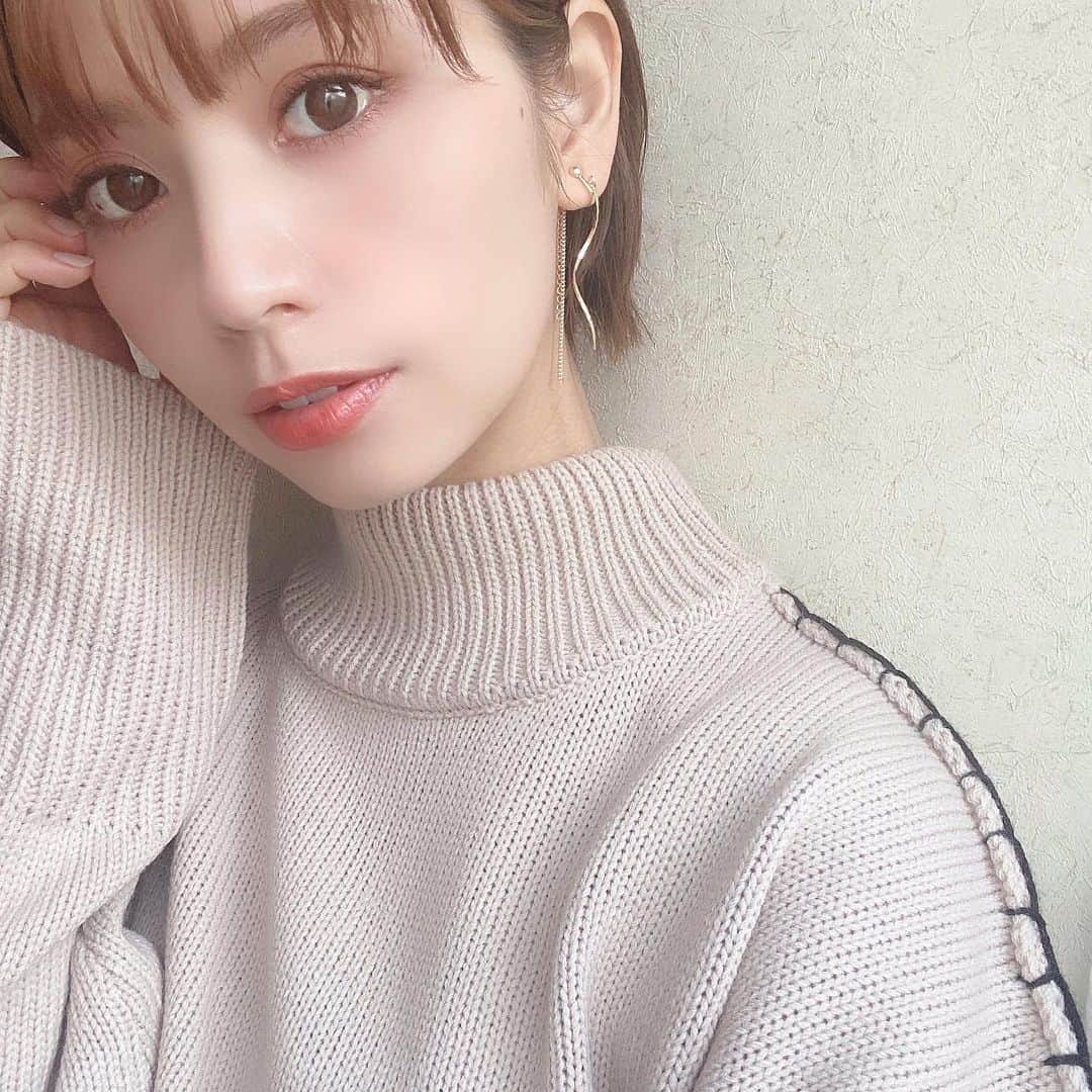 のインスタグラム：「． インビザレポート🦷✍️ 追加のマウスピースも残り半分まできました◎ 1週間ごとに新しいピースに付け替えるごとに、下の前歯が結構ギュッときつく矯正されてる感じがするけど、見てわかるくらい綺麗に並び出してるから1日1日の経過がとっても楽しみ☺️✨ 完成まであと残り半分頑張ります✊ ． 私がインビザをお願いしている歯科医院は高槻市にあるスマイルプランさくら歯科クリニックです👨‍⚕️🌸 ． もうすぐ2020年終わりますね👋 我が家は私と母以外全員もう寝てます😪笑 ． #マウスピース矯正 #インビザライン #インビザ #歯並び #PR #矯正 #歯列矯正 #歯列美容  #矯正日記 #歯並び #腕のいい歯医者さん #invisalign #invisaligndoctor #invisalignnextraction #invisaligncrowding #invisaligndsd #dsd #dentist #審美歯科 #美容 #美容好きな人と繋がりたい #美意識高い人と繋がりたい #インビザラインレポート #スマイルプランさくら歯科クリニック」