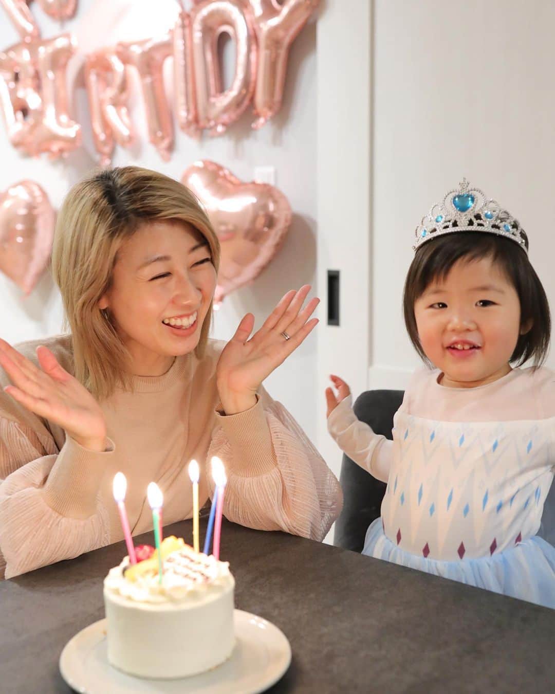吉田ちかのインスタグラム：「It’s the last day of the year! which means… ﻿ I’m a year older! Turned 36 today! ﻿ ﻿ With Pudding’s princess outfit, it’s hard to tell whose bday it is 🤣 (3rd photo, She’s actually about to blow out the candles herself!! Calm down, Chika. She’s 2! lol)﻿ ﻿ Wow, I think we can all agree it’s been a crazy year like no other. Normally around this time, I’m clinging onto the last few days, almost wishing for the year to not end,  because there’s still so much I haven’t done. But this year, I feel both relieved and a little hopeful that we’ve made it through the year and I am ready for a new one!﻿ ﻿ Of course we still have a lot to deal with none of it’s over, not even close. And who knows, 2021 might be just as tough or maybe tougher, and tomorrow is just another day, but for me, today is a day to reset and recharge so we can stay hopeful and optimistic, and continue doing what we can to create positivity and inspiration for each other to get through this hard time.﻿ ﻿ With that said, I hope you all have a great countdown to 2021! Thank you so much for all of your love and support this year. You know I wouldn’t be here without you guys!! ﻿ ﻿ 今日は2020年最後の日。﻿ ひとつ年を重ねました。﻿ 本日36歳になりました！﻿ ﻿ 横にエルサプリンがいて、どっちの誕生日かわからなくなりますが🤣(3枚目、プリンがキャンドルをふーしようとしてるし！← ちかちゃん落ち着きなさい、2才だから！🤣) ﻿ ﻿ 今年は、本当にこれまでにないような大変な一年でしたね。普段この時期は、「まだ終わらないで！」「まだやらないといけないことが！」と最後の数日間にしがみく感じですが、今年は、この一年をどうにか終えたことに少しほっとしながら、新しい年を早く迎えたいと思ってしまいます。﻿ ﻿ もちろん、まだまだ大変な時期は続きます。まだ落ち着いてなんかいないです。2021年はもっと大変になるかもしれません。そして、新しい年が明けたからって何かが大きく変わるわけではない。でも、「今日」は、リセットに必要な１日。これからまだ続く大変な時期に向けて、前向きに工夫し続けられるためにも必要な日。﻿ ﻿ みなさん、色々と大変な時期ですが、素敵なカウントダウンをお過ごしください😊そして今年も本当にありがとうございました。先ほど、年末の挨拶動画を投稿しましたので、お時間があったら見てください❤️来年に向けてここ数ヶ月取り組んでいたこともシェアしています💕﻿ ﻿ #36だよね？ #最近何歳かわからなくなる 🤣」