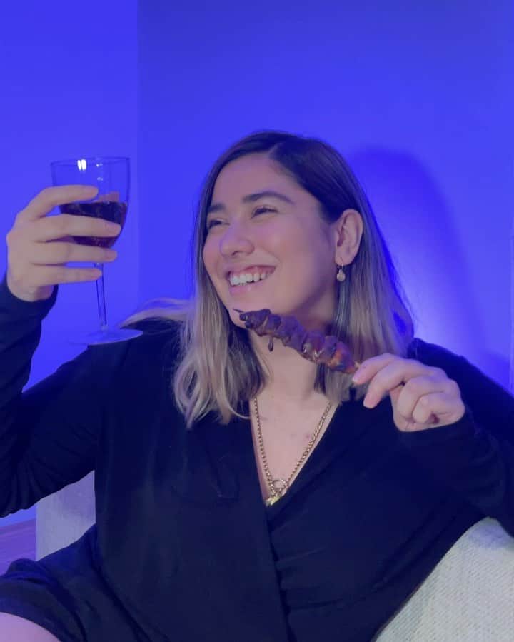 ローレン・ヤングのインスタグラム：「2020 was hard. Which is why I decided not to take myself too seriously this year. So heres my “Cheers to 2020, looking forward to 2021” post.   I told Megan to take my photo doing every instagram pose with matching streamer lights and my weird sister took a video of me.」