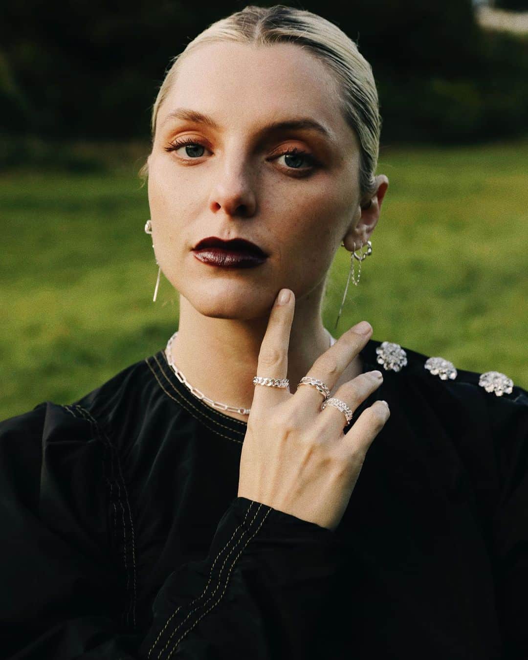 Estée Lalondeのインスタグラム：「Celebrating NYE in my head with this look 🖤 @daisy_jewellery #esteelalondeXdaisy」