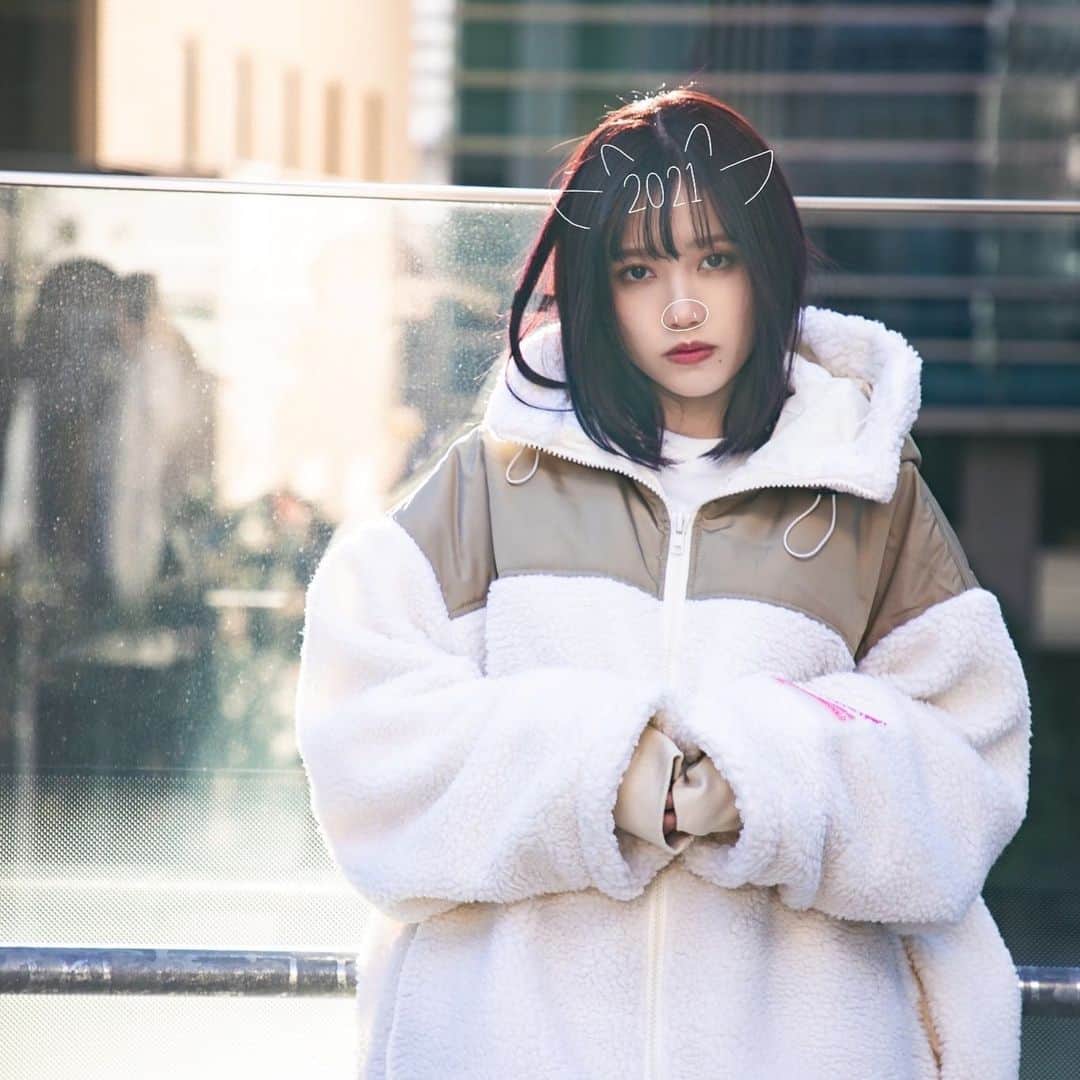 加藤玲奈のインスタグラム：「2020年本当にみなさんお疲れ様でした。  2020年はおうち時間が長かったので、時間に余裕をもって色んなことを考えることができました。 色々考えれば考えるほど、不安にもなりましたが、こんなことをやりたい、こういう風になりたいという気持ちが改めて大きくなった一年でした。 2021年は沢山のことを経験して、本当に自分がやりたいことを明確に考えられる年にできたらなと思います。そして、なにより、皆さんに会える機会が増えますように。直接会えなくても気持ちはいつも伝わってます。2020年も本当に応援ありがとう。 そして2021年も応援よろしくお願いします😌 良いお年を☺️」