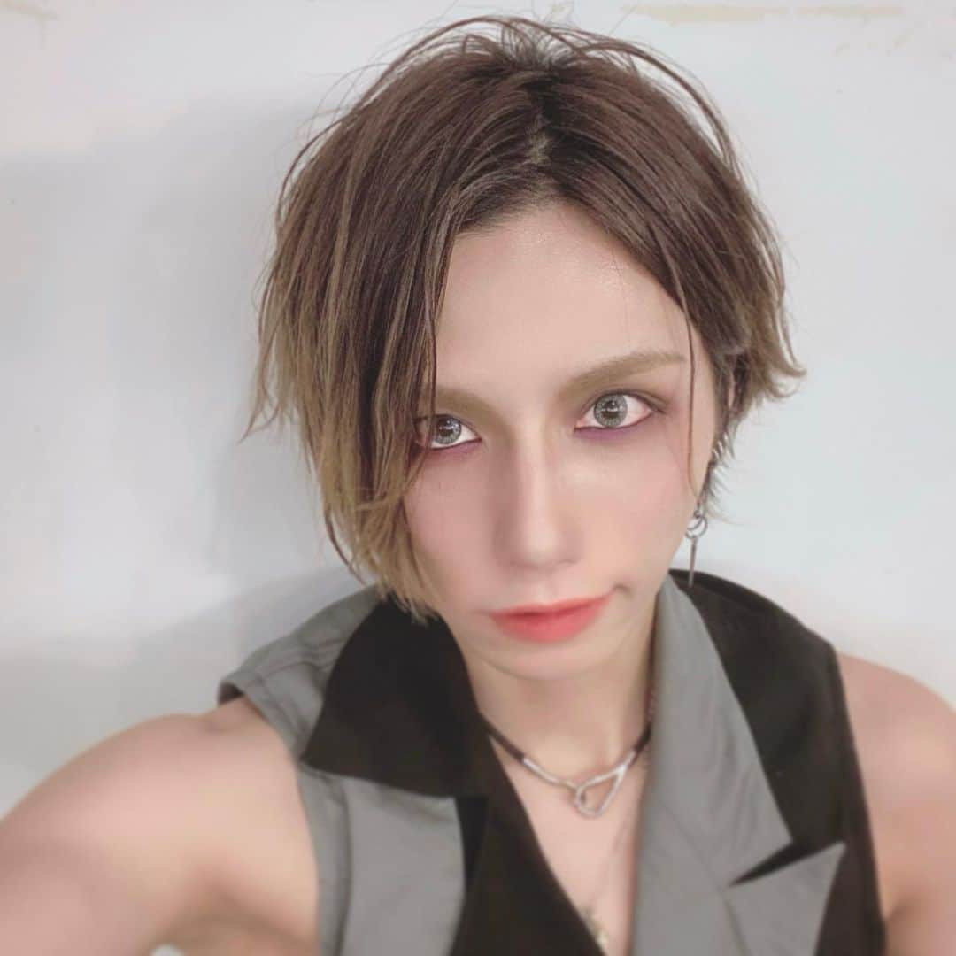 のインスタグラム：「2020年が終わるね。 今年も大変お世話になりました。 会える機会が少なすぎて何度も寂しくて切ない気持ちになったけど、その分会える時間を改めて大切に感じました。 来年は沢山会える年になるといいな。 来年もどうぞよろしくね。 お蕎麦食べなね。 良いお年をー。」