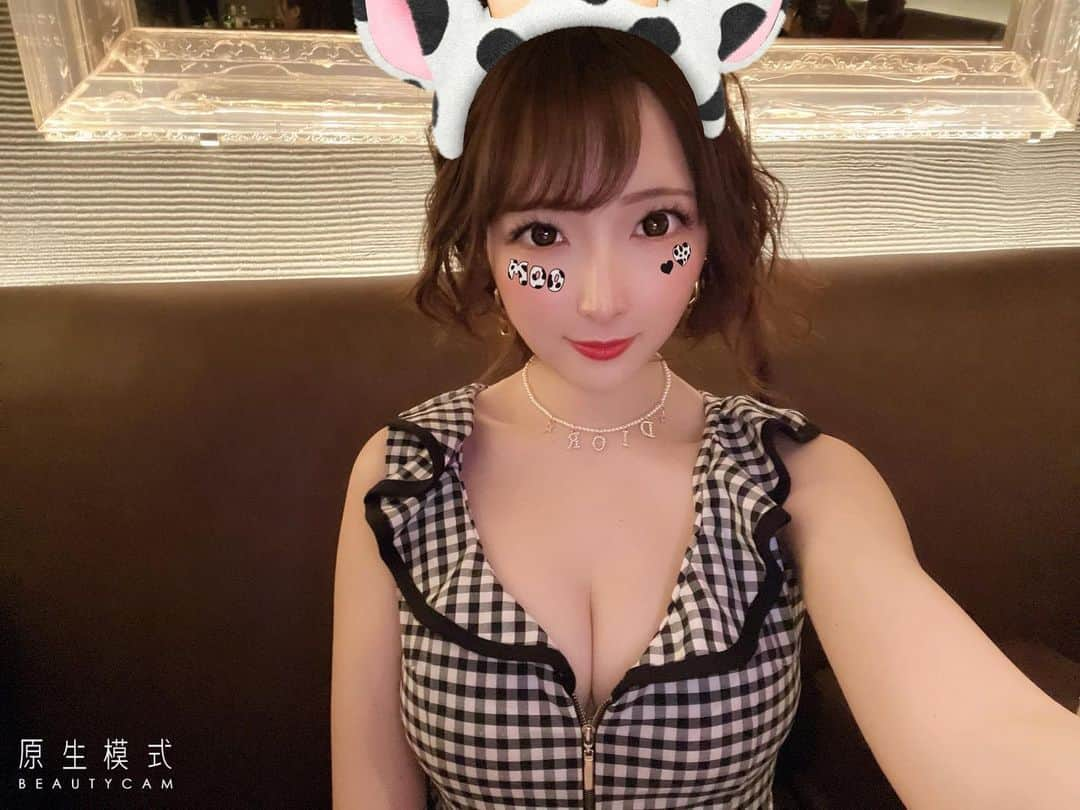 まりかのインスタグラム：「♡ 2020年、私に関わってくださった 皆様本当にありがとうございます。 この1年とっても色んなことがあって 一人一人辛抱する事も沢山あり、 辛い事や悲しい事が沢山あった 1年だったと思います。 . 体調を壊しやすく心配や迷惑を かけたのにも関わらず、 気にかけてもらい人の温かさを感じ 様々な感情や影響があった1年でした . まだまだコロナも終息の目処が 立たないですが今は耐えて 頑張って行きましょう！！！🥺💗 . 2021年もまりかをどうぞ よろしくお願いします🙏🏻🍀♡ 今年はお休みが多くなって しまったので心機一転✨✧︎ 体調第一で出勤も頑張って いきたいと思います💐 コロナが無事に終息することを 祈っております。 また何も無かった頃の笑顔いっぱいの 日々に戻れますように🇯🇵 皆様良いお年をお迎えください☺️🤍 ♡ #町田ジェムサロン #ジェムサロンまりか #キャバクラ #キャバ嬢 #ニュークラブ #insou #インソー #オスカー #町田 #東京 #南関東 #ジェムサロン #gemmesalon」