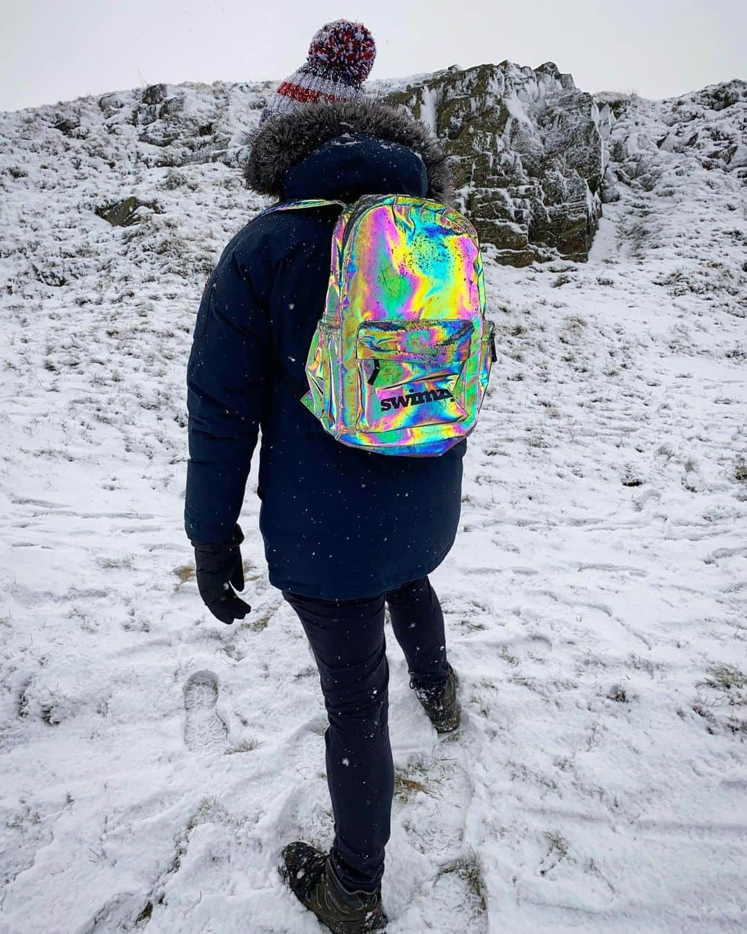 リアム・タンコックさんのインスタグラム写真 - (リアム・タンコックInstagram)「Snow day ❄️🎅🎄 Rocking my Christmas presents 🎁 the @swimzi Super Bobble and Reflective backpack! 🔥🧊 #Swimzi」12月31日 23時04分 - liamtancock