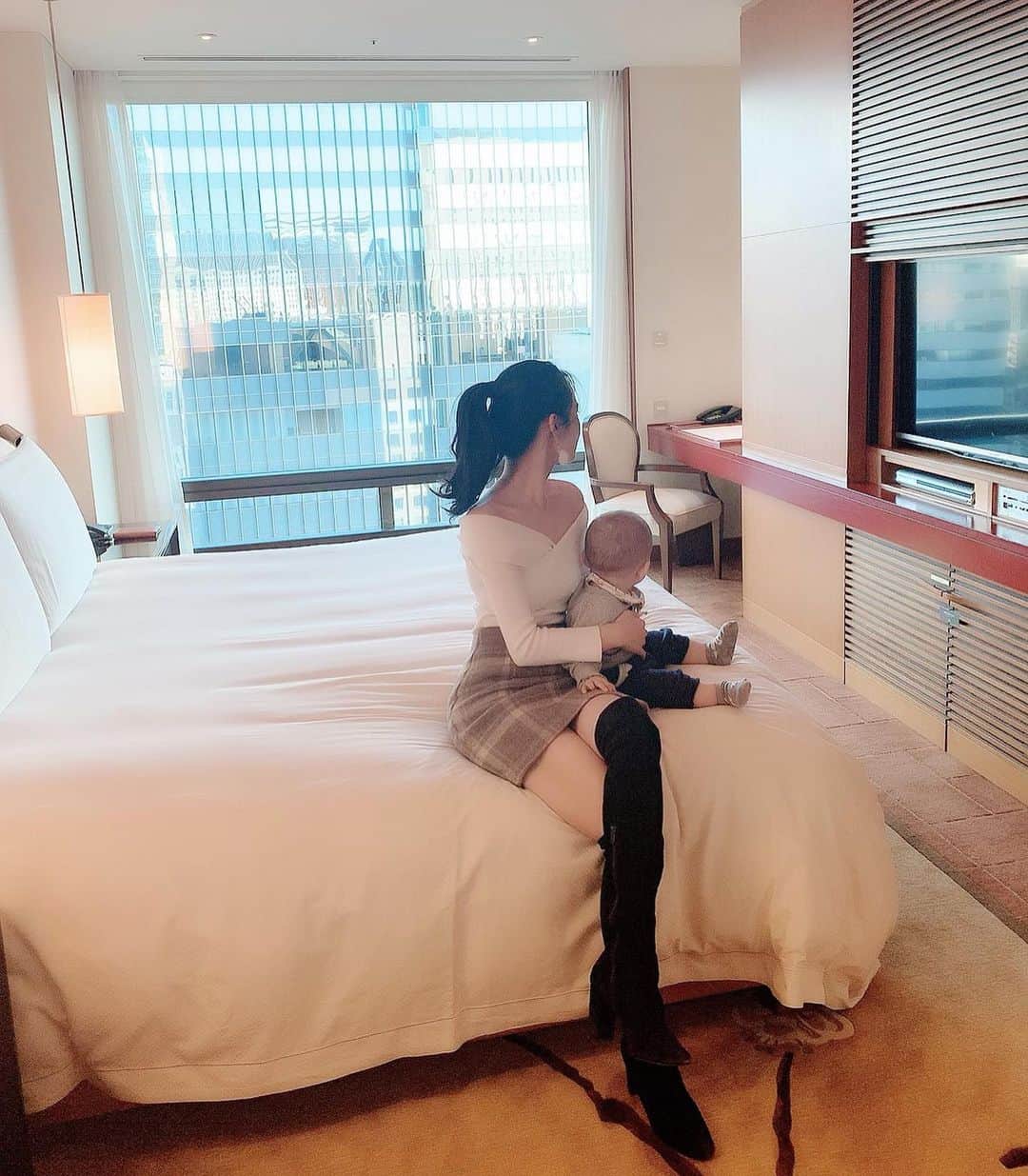 七尾エレナのインスタグラム：「大晦日の夜  今年は帰省もせず 外出も無しなので いつも通りの夜時間を過ごしています。 我が家にはテレビが無いので 益々年末感がない😂  写真は先日のクリスマスシーズンに 宿泊したペニンシュラホテル✨  家族時間を過ごした翌日は 大好きなお友達2人が ランチを食べに来てくれた スペシャルな日でした！  2020年は 息子の誕生やコロナの出現など 今まで経験したことのない出来事が沢山重なって 毎日が暗闇の中、手探りで進む思いだったけれど こうしてまた1年やりきった自分を 今日くらいは褒めてあげようと思います😌  また来年もきっと 予想ができない1年になるんだろうな🤣  ありがとう2020年♡」