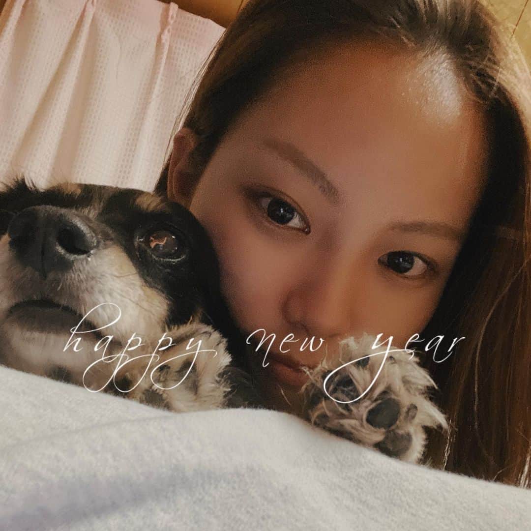 のインスタグラム：「2020年！ありがとうございました🙇‍♀️🙌  すごく濃ゆくて成長出来た1年だと思います😊  2021年も自分らしく頑張っていきますので、よろしくお願いします🙇‍♀️😊」