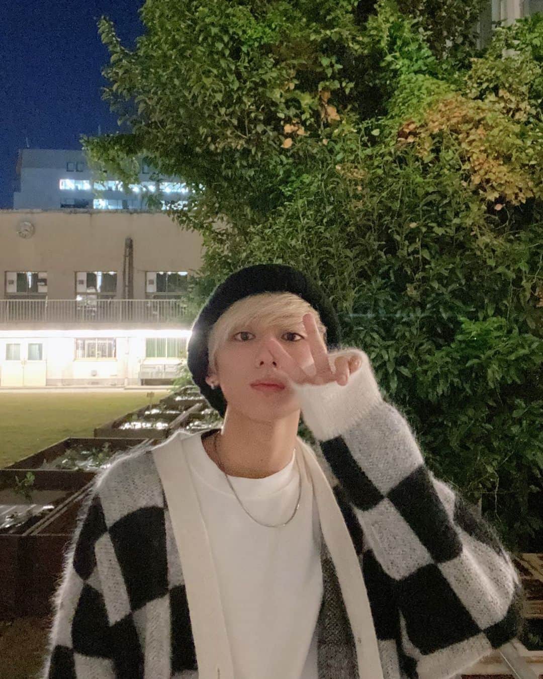 のインスタグラム：「今年はOWVが結成してデビューしてとても濃い一年でした✨色々と大変な年だったけど2021年は会えるようにお願いしておくね！  ありがとう✌︎」