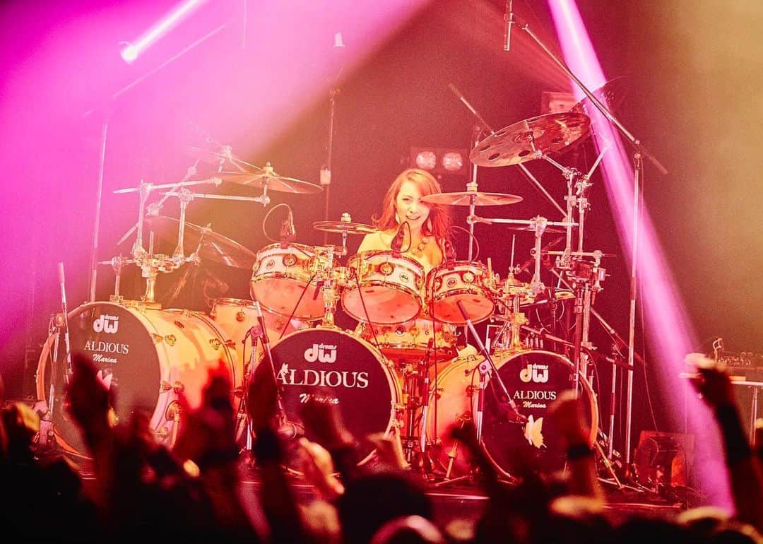 のインスタグラム：「Thank you to all my friends and fans for all your support during 2020. I hope you guys and your families stay safe and have a great 2021!!! Happy new year!!!!   2020年本当にありがとうございました✨今年は思い通りに行かない事ばかりでしたが、変わらずAldiousを応援して下さった皆さんにはとても感謝しています。どうかみんな元気に、来年また笑顔で会えますように😊良いお年を✨らぶ！！！  #Aldious #AldiousMarina #アルディアス #femalemusician #femaledrummer #drummer #drums #dwdrums #drumslife #drumset #drumkit #drummergirl #girlband #music #metal #rock #jrock #drumstagram #evans #instagood #vicfirth #myperfectpair #sabian #girl #ドラム #ドラマー #2020 #2021 #happynewyear」