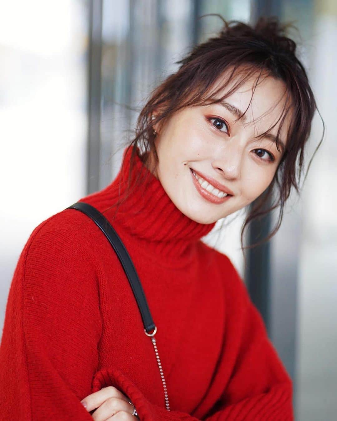 小祝麻里亜のインスタグラム：「本年はお世話になりました☺️喪中なので年末に挨拶させていただきます🙇‍♀️❄️❄️  本年はどんな年でしたか？どなたも今までに体験したことのない年になられたと思います。  みなさまが、そして皆様の周りのご家族などが来年も健やかに過ごせることを祈ってます！本年よりも幸多き一年になりますように☺️✨✨  本年は有難うございました💗  ． ． ＿＿＿＿＿＿＿ #年の瀬 #年末 #年末年始 #お世話になりました#연말 #연말연시 #포트레이트 #셀스타그램 #얼스타그램 thx 📸　@koji_sugahara 💄 @y.tomo_mi」