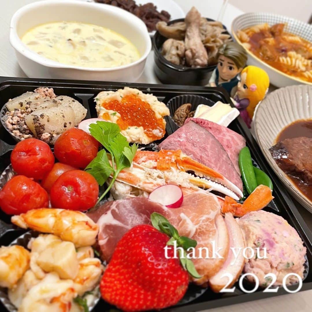 Yuka Maeda ::manicurelistのインスタグラム：「CADENASの大切な大切なお客様💕 本多さん長谷川さん💕 全世界、謎の病気が流行るなんて生きてるうちに自分が遭遇するなんて考えもしなかった映画みたいなことが起きて、４月５月はほんとにこのままどうなることかと思いましたが🤮 そんな中何故だか毎日笑って楽しく過ごせたのは皆様のおかげです🙇🏻‍♀️✨ 怒りを笑いに変えるのが私のスタイルですが本当に笑いながらコロナに怒るそんな一年でした（笑）  普通に毎日を過ごせることがなんて幸せなことか😭💕 改めて噛み締めれる機会を頂いた記憶に残る一年でした！  インスタでお話しするのは初めてですが CADENASと共に、 保育園の運営を始めてました！  2018年から走り出した 新しい事業を立ち上げて もう２年も経ったなんてーーーー。  いろんなことがありましたが 私は本当に人に恵まれて😭 何もかも初めての事にたくさん勉強させていただきました！ いまや大所帯になった😳 総勢15名のスタッフのみなさんにもありがとうの気持ちでいっぱいです🙇🏻‍♀️  かわいくてかわいくて たまらない園児さん達に癒される毎日で この子達のために。毎日頑張る親御様のために。もっと！もっと！より良い環境を提供したい想いが止まりません🥺 その想いは誰にも負ける気がしない。 来年も再来年もまだまだ立ち止まる事は出来なさそうです（笑）  そして 2021年にはなんと！ 皆様ご存知（？）おがーのまいこ🧑🏻がCADENASに舞い戻る事になりました🥰 結婚して大阪から離れていましたがまた大阪に戻ってきたみたいで✨ またCADENASで働かせてもらえませんかと なんと嬉しい連絡をもらいました🥰 2021年も楽しみがいっぱい！ コロナなんか👊🏻 みんなでぶっ飛ばし！👊🏻👊🏻 なんともない普通の毎日に感謝して笑顔でたくさん笑って、過ごしたいと思います😽 2021年もたくさんかわいいネイルと美しいマツエクでお客様にhappyをお届けできますようスタッフ一同がんばります！！！  来年もどうぞよろしくお願いいたします💕  長くなりましたが みなさま良いお年をお迎えくださいませ🙇🏻‍♀️🙇🏻‍♀️🙇🏻‍♀️❤️  . Salon data▼ ＝＝＝＝＝＝＝＝＝＝＝＝＝＝＝＝＝＝＝＝ . CADENAS -nail eyelash salon- ●Nail artist  @yuka.maeda  @yuki_cadenas ●eyelash　@cadenaseyelash  ゲストに愛と感動を…♡ . 【 LINE ＠cadenas 】 ご予約/お問い合わせはLINEよりお気軽に🤲 ▶︎▶︎#cadenasnail デザインアップしてます♡  price…★⭐︎Instagram特別キャンペーン中⭐︎★ . 「インスタ見たよ👀」と LINEからご予約で特別プライス7500円！！ . ※ご新規様限定 ※キャラクターや特殊なエレメント等のみ 別途料金いただく場合ございます🙇🏻‍♀️ . . price…初回8000円（オフ込み） access…大阪市北区堂山町16-1  中崎町駅  徒歩5分 /  梅田駅  徒歩6分 . tel… 06-4792-8617 ＝＝＝＝＝＝＝＝＝＝＝＝＝＝＝＝＝＝＝＝ . . .  #中崎町ネイルサロン #梅田ネイルサロン #大阪ネイルサロン #関西ネイルサロン #インスタネイル #instanails #instanail #トレンドネイル #楽しかった2020 #ありがとう2020  #帰ってきた年末オードブル  #美味しすぎた話 #新年皆様に聞いて頂こう🤣  #幸せ #2021も楽しむぜ🥺❤️」