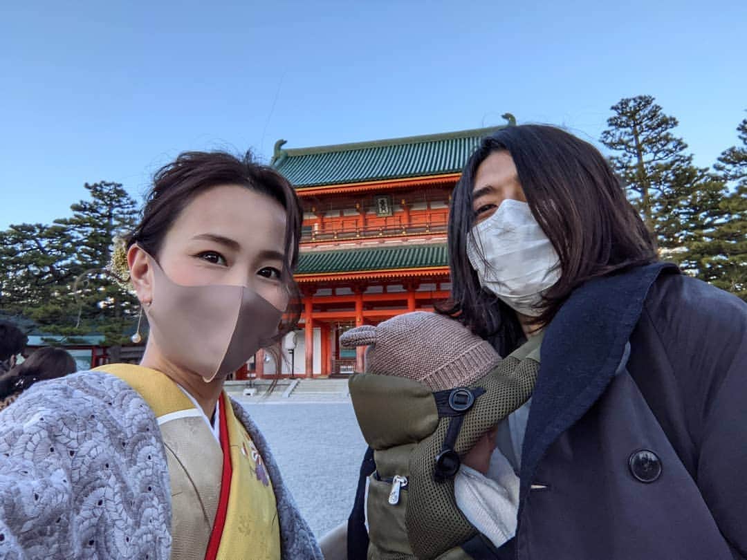 佐野莉子のインスタグラム：「.⠀ 2020年あって良かったもの🙌⠀ ⠀ 私が買ったわけではなくて使わせてもらってるのばっかり🤭⠀ ⠀ 育児⠀ 🌟スマートLED照明⠀ Philips Hue @philipshue ⠀ 赤ちゃんの睡眠リズムを作るのにすごく役立ったと思う！⠀ 日中は明るく、夜はオレンジっぽい色に、夜中の授乳ではめっちゃ暗めにする。⠀ ⠀ リモートワーク 🌟電動コーヒーミル⠀ Wilfa Svart Aroma @wilfanorge ⠀ ゆうて私今年そんな働いてない！⠀ 美味しいです☕楽ちんです☕⠀ ⠀ 美容⠀ 🌟お肌に優しい基礎化粧品⠀ ILiTのフェイスケアとAveenoのボディケア⠀ @iliveintokyo.ilit @aveenous ⠀ 何回登場するねんって感じやけど、⠀ 出産でホルモンバランスが乱れたときに救ってくれた👼⠀ コスパが良くてたくさん使えるところも好き。⠀ ⠀ ゲーム⠀ 🌟VR⠀ Oculus Quest 2⠀ 家が遊園地になった🎠⠀ いまは私全然やってないけどw⠀ Down the Rabbit Holeの世界に感動した😌⠀ ⠀ おうち時間⠀ 🌟部屋着⠀ モンベルのダウンパンツ⠀ 色気はゼロ☺️あたたかさ重視。⠀ ⠀ ⠀ 今年はやっと独身時代のものがなくなりました🙏⠀ テレビや家具を一新して、育児グッズが増えたなぁ。⠀ どれも本当にあってよかったと思うからこれはほんの一部🌟⠀ ⠀ 来年もよろしくお願いします🎍⠀」