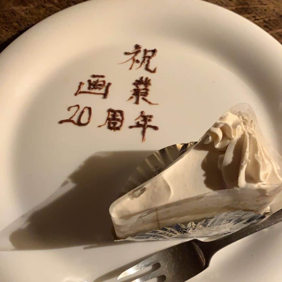 マキヒロチのインスタグラム：「今年は画業20周年ということでオリンピックもやるしさぞかし素晴らしイヤーになるかと思ったら世界的にも個人的にも散々な年で何度も心が折れました。…が、最終的には個展もやれてファンの方や応援してくれる周りの人々のおかげで心も穏やかになり、いい感じに終われそうです。 (気づいたのですが本当に辛い時とかに深呼吸すると結構楽になりますね。深く息を吸うの大事💨)  今年は好きなように漫画を描かせてもらえたし、来年も色々お声がけいただいてて漫画は沢山描けそうです😌  いつも応援してくださる皆様、来年もどうぞよろしくお願いします。 よいお年をお迎えください🌅」