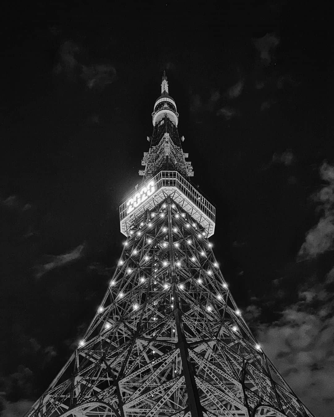 三浦大地さんのインスタグラム写真 - (三浦大地Instagram)「2020年最後。  今年は人生が大きく動いた年でした。  僕は社会、人、意識、生活…沢山の闇に本気で向き合いました。  でもちゃんと向き合った先には確実に光が見えることも実感した。  こうして一つ一つ向き合って迎えた年末。  どうこれからに反映させていくのかを自問自答。  まずは37年間身を置いていた東京という街から離れようと思う。  意識もスタイルも変化していくなか、場所も変化が必要だと感じた。  それから来年は何をしようかなんてまったく未定だけれども、最高の流れに身を任せていくだけなのかなと…。  でもなんとなく来年は新たな光の年になるだろうなと。  2020年までの生きてこれた全てに感謝。  ありがとう。  #2020 #大晦日」12月31日 23時05分 - daichi_1127