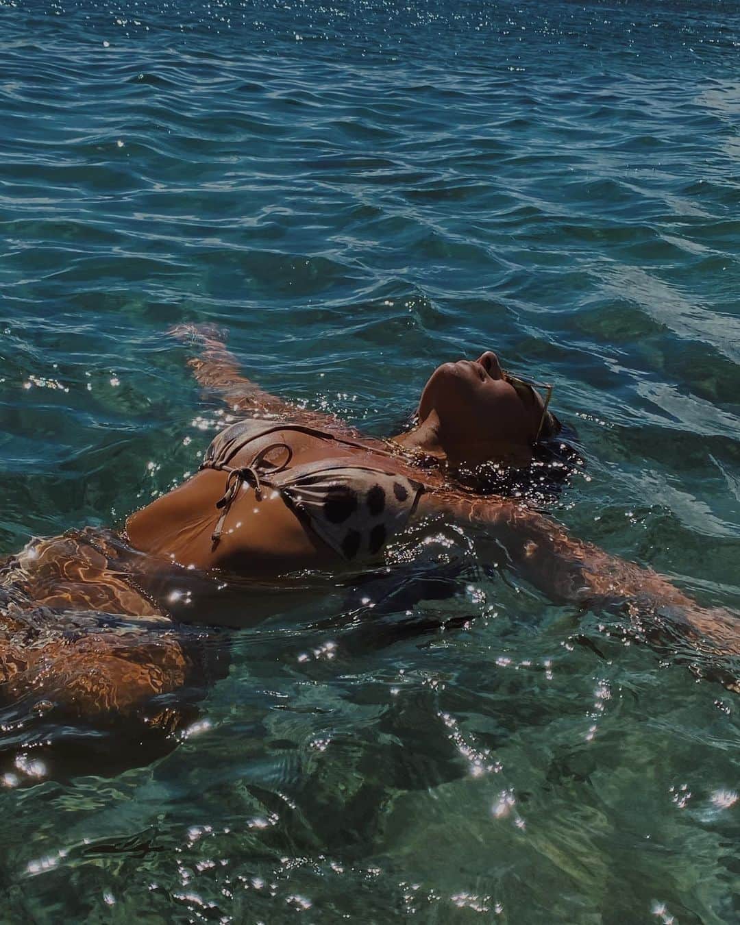 We Wore Whatのインスタグラム：「Washing away everything that needs to go - the stress and anxiety, bad energy and negativity - while strengthening the foundation of what’s here to stay - and making room for good vibes, hope and clarity, positivity and lightness 🌊 ⁣ ⁣ ⁣ (also 3rd pic new background 🤤)」