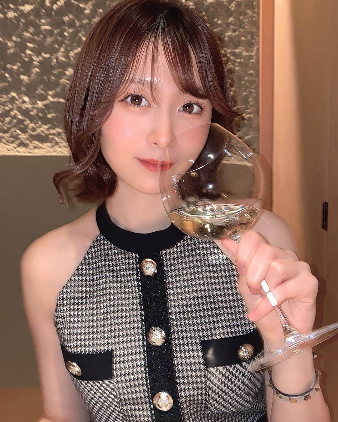 のインスタグラム：「2020ありがとう❤︎ ・ ・ 年越しは数年ぶりに家で紅白とガキ使見て過ごしてるよ🏡 大好きなシャンパンとワインで乾杯した🥂おいしー‼️ 明日から2021年 しかしただの休日‼️  来年も応援してください💌  2021年はマスクのない生活が送れること願うよ😆 ・ ・ ・ #年越し #2020年 #今年もありがとう #ワイン好きな人と繋がりたい #ファッション #ファッションコーデ #大人ファッション #ファッション通販 #ファッション好きと繋がりたい  #ドレス #キャバ嬢 #キャバドレス  #キャバ嬢ドレス #キャバ嬢コーデ #パーティードレス #歌舞伎町 #歌舞伎町キャバ嬢  #華奢見え #パーティードレス通販 #パーティー  #ドレス通販  #誕生日 #お呼ばれコーデ  #ショートカット #ショートカット女子 #ショートカットモデル #サロンモデル #フリーモデル #ワイン」