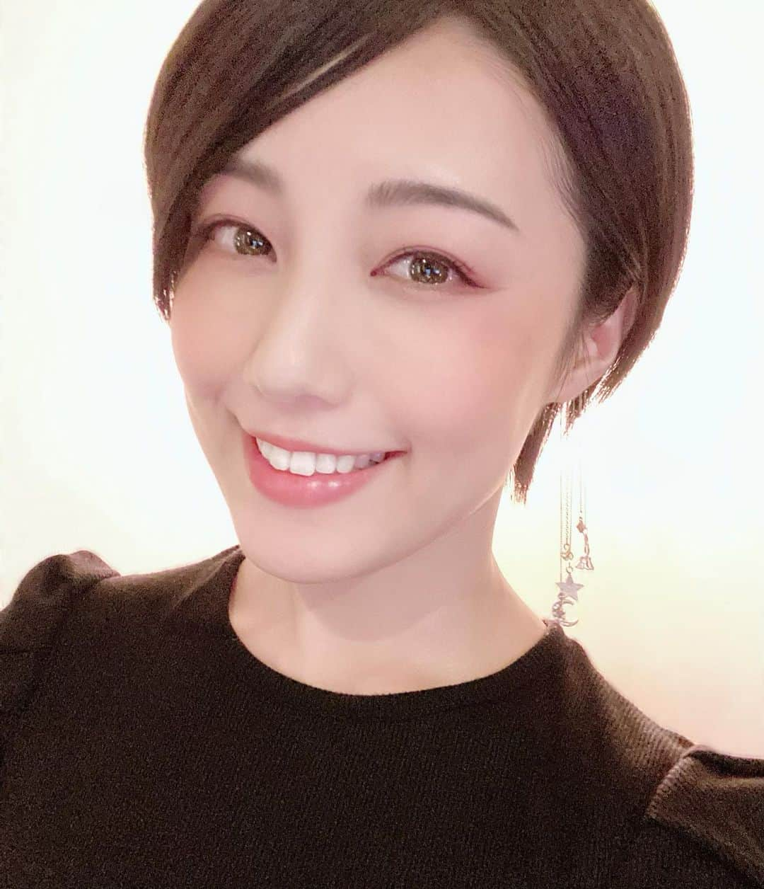 早瀬英里奈さんのインスタグラム写真 - (早瀬英里奈Instagram)「皆さま、2020年も本当にありがとうございました💐 ・ 今年はとても大変な年になりましたが、その中で大切な人達の存在や大切なもの、大切なことを一つ一つ再確認出来たように思います✴︎✴︎✴︎ ・ 予想もできなかった悲しいこと、悔しいことも沢山あったと思います。。。 ・ でも、その度に其々が希望を持ち励まし合いながら、皆で今日を迎えられましたね🌈 ・ “どんなことがあっても、この人がいてくれたら頑張れる！！” 私自身も誰かのそんな存在になりたいと、これまで以上に考える年になりました✨ ・ 来年は心身共に鍛え直し、磨き、リスタートしたいと思います💎✴︎✴︎✴︎ ・ ・ ・ #2020年  #ありがとう #大切な人 #大切なもの #大切なこと #再確認 #希望 #励まし #この人がいてくれたら頑張れる #そんな存在になる #2021年 #リスタート #restart   #早瀬英里奈」12月31日 23時21分 - erina.hayase