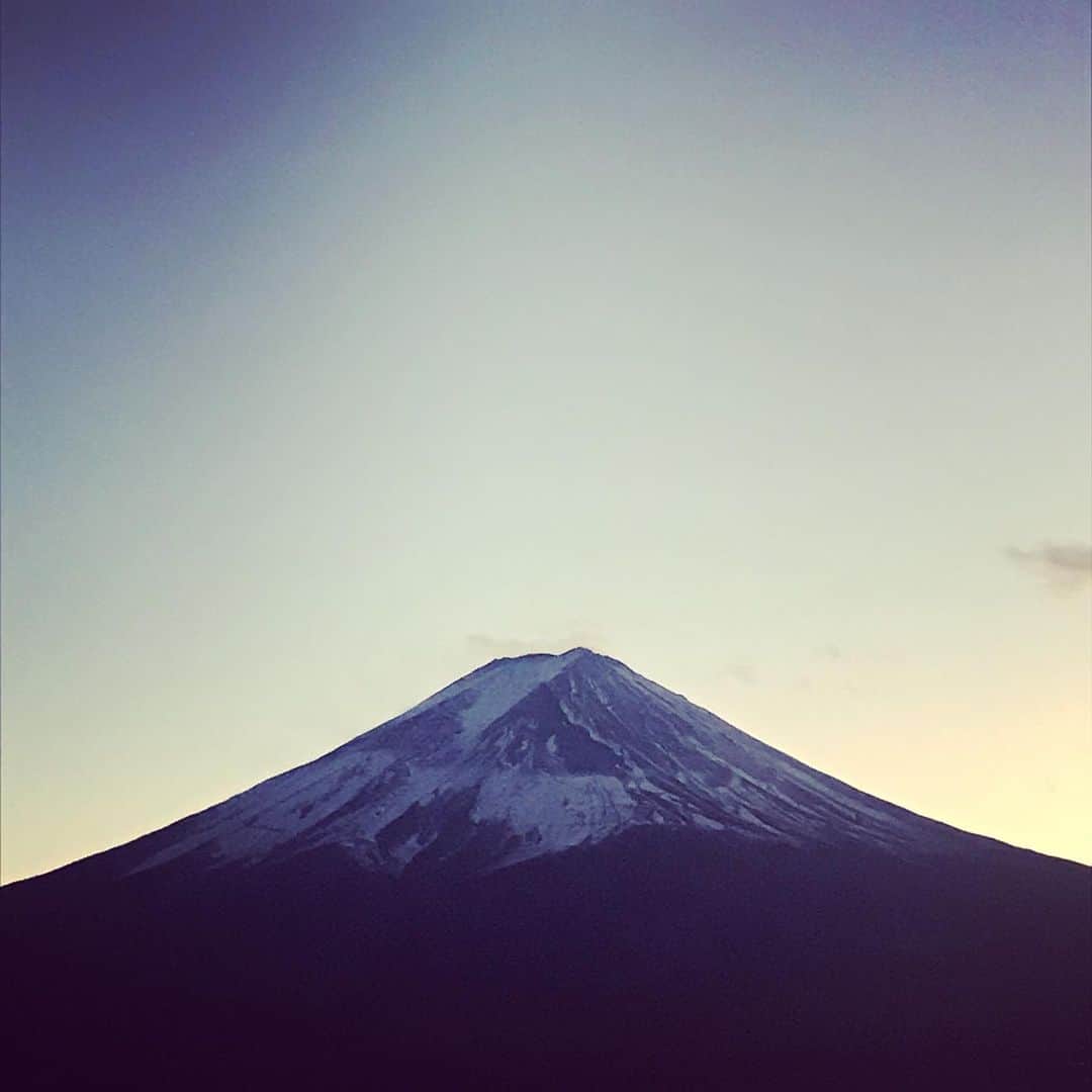 佐藤隆太のインスタグラム：「みなさま！ 今年も色々とお世話になりなりました！！ ありがとうございました😊  本当に大変な一年になってしまったけど...  来年は皆が笑顔になれますように🙏 そうだね...虹が掛かりますように🌈  良いお年をっ！！！  #goodbye2020 #hello2021」
