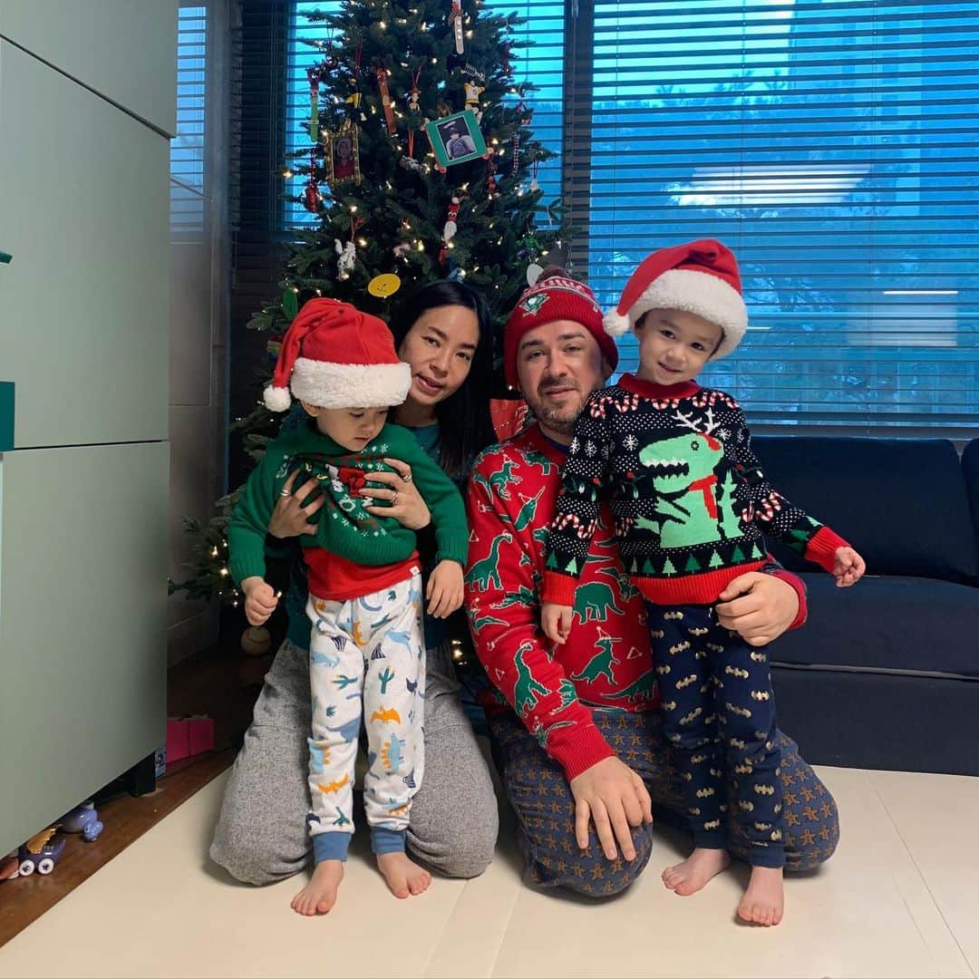 サム・ハミントンのインスタグラム：「From our family to yours. Merry Xmas and Happy New Year. We hope 2021 gets us back to a somewhat normal life.  우리 가족에게서 여러분 가족한테 메리 크리스마스 그리고 새해 복 많이 받으세요! 2019처럼 2021년에 평범한 한해 였으면 좋겠다」