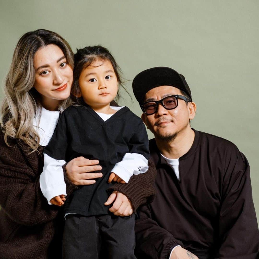 Saki のインスタグラム：「2020年もお世話になりました🙇🏼‍♀️ 2021年もどうぞ よろしくお願いします。  平和な良い年になりますように🤞🏼  ギリギリに @yosuketokunaga  さんに #家族写真 撮ってもらったよ📸  いつもありがとうね❤️  とにかく太り過ぎてて写りたくなかったけど、ジョアン3歳記念やしな。笑  #今年もお世話になりました  #2020 #2021」