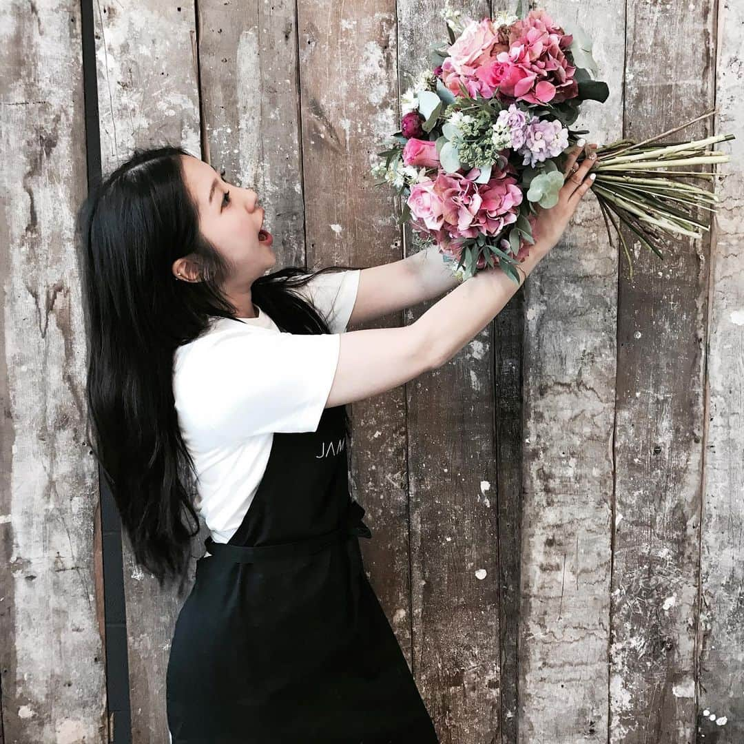 Florist.janeさんのインスタグラム写真 - (Florist.janeInstagram)「늘 그렇듯 올 한 해에도 블루밍스완 플라워 사랑해주셔서 감사합니다🧡 2021년에도 한결 같은 블루밍스완 플라워가 되겠습니다.  늘 초심잃지 않겠다는 마음을 어떤말로 표현해야할까 또  이 감사한 마음을 어떻게 전달해드릴까 생각했는데 6년전 레슨실 오픈하고 첫 해를 보내면서 썼던 글을 다시 가져와봤어요. 👇🏻  (꽃을 만지면서 너무나 행복하고 감사하며 지내왔지만 그만큼 어려운일도 마음 아픈일도 있었어요.그럴때마다 내가 부족해서 그러겠거니 ,일어날일은 반드시 일어나겠거니, 다 지나가고 보면 또 행복해지겠거니 하고 다시 또 일어서고 또 일어섰답니다 . 인복이 타고난 저는 우리 인친님들 포함 제 주위에 좋은분들이 아주많이 계세요.한분한분 콕콕집어 말씀 드릴 순 없지만 늘 그분들께 감사하며 다가올 2015년도에도 늘 변함없는 제인이가 되겠다고 오늘도 한차례 다짐을해요 ☺️ 아직은  배우고 개선해야할 부분이 많지만 성급해 하지 않고 차근차근 헤쳐나아가 여러분들께 좀더 좋은 모습으로 블스 보여드리겠습니다. 늘 저희꽃 좋아해주시고 늘 응원해주셔서 감사합니다 💕2015년에도 블스표 꽃모닝 아시죠?!새해복 많이받으세요 ❤️ #블루밍스완  #아듀2014)  이 글 처럼 다시한번 초심잃지 않는 블스가,제인이가 되겠습니다. 늘 감사합니다 💓 #블루밍스완 #아듀2020」12月31日 23時15分 - jane.florist