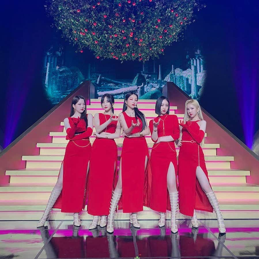 GFriendのインスタグラム：「[🎞️#G_TODAY]  #여자친구 #GFRIEND 🍎 #Apple #NYEL #OOTD」