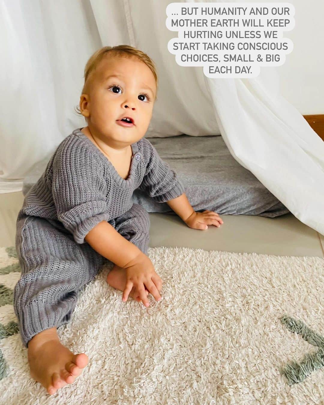 ペトラ・ネムコバさんのインスタグラム写真 - (ペトラ・ネムコバInstagram)「Here is a message from Bodhi for each one of you after we told him that 2021 starts tomorrow ... ☺️💚🌎   #Gratitude #GoodBye2020   💚 @monicaandandy organic essentials for baby’s 👶」12月31日 23時16分 - pnemcova