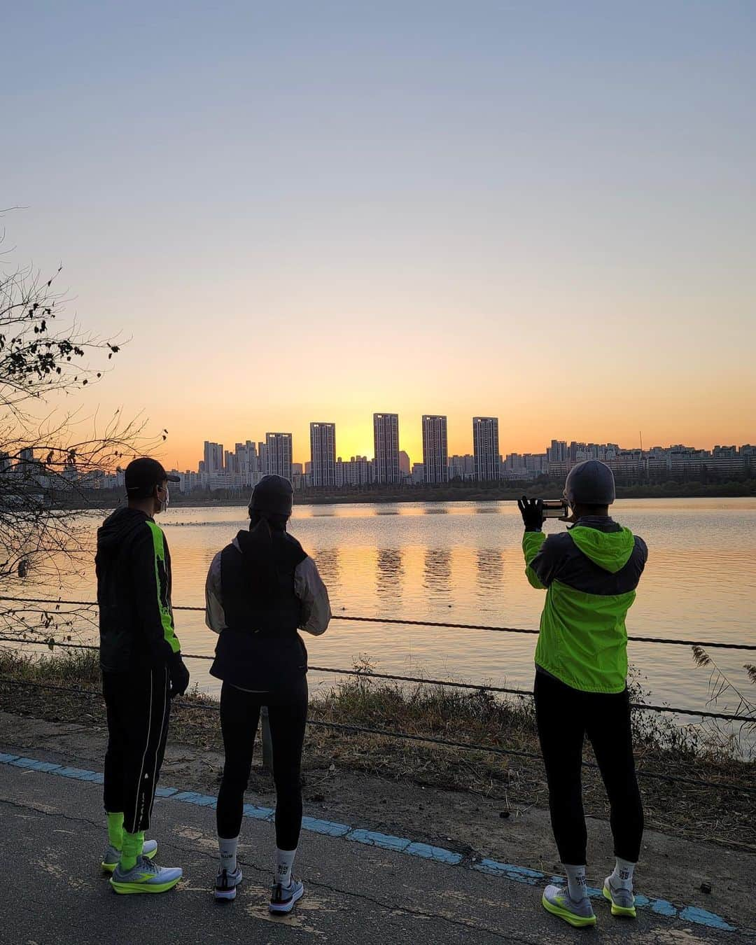 ジヌションさんのインスタグラム写真 - (ジヌションInstagram)「1월1일 버츄얼 NEW YEAR RUN 작년처럼 함께 모여서 달리지는 못하지만 올해는 각자의 자리에서 러닝이나 홈트로 희망을 위해 우리 함께 달려요!  저는 7시에 새해 해 돋이를 보며 20.21km를 달릴 계획입니다!  2km 이상 달리거나 20분이상 홈트로 함께 해주세요  2021년은 10년동안 꿈꾸고 달려왔던 루게릭요양병원 착공에 들어가는 해입니다. 함께 희망을 이어가 주세요.  국민은행 609537-04-000843 예금주:(재)승일희망재단   댓글에 이름과 2021년 자신의 꿈 이야기 적어 주세요  #뉴이어런 #miracle365run #미라클365런 #승일희망재단 #루게릭요양병원건립 #희망 #2021」12月31日 23時16分 - jinusean3000