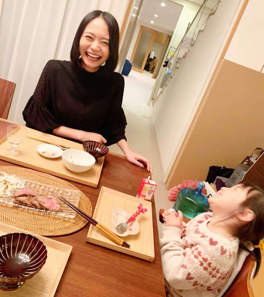 緑川静香のインスタグラム：「2020年大晦日。﻿ ﻿ 今年はホントにいろんなことがあった。﻿ 感情の高低差の幅が一番大きかった年じゃないかなぁ。﻿ 心の筋トレになりましたっ。﻿ ﻿ コロナという見えない敵との戦い。﻿ ﻿ 上半期は、テレビを観れば悲しいニュースばかりで心が悲しくなり落ち込み、仕事でも主演舞台が本番1週間前に延期、仕事もバラしになるものも多く、頭を抱えた時もありました。﻿ ﻿ でもでもこれじゃアカンと必死に今何ができるかを試行錯誤しながら動き始めたら視界が明るくなってきました。﻿ そこからは『それって⁉︎実際どうなの課』が1時間緑川企画でやったり、人をダメにするソファ『yogibo』のオーディションに受かって初の単独CMが流れたり、『週刊プレイボーイ』では日テレジェニック以来のグラビア、RIZINのリングにプレゼンターとして登壇…などなど嬉しいことが増え、結果的に仕事面ではホントに一番最高の年でした。﻿ ﻿ 芸能人は厄年って役が付くからいい年になるんだよーっていろんな方から言われておりましたが、ホントにいい年になった。お仕事はねっ！﻿ ﻿ 来年もまだ厄年なので、お芝居の役もしっかり付けたいです。笑﻿ そして個人的には日本酒業界をもっともっと盛り上げていきます🍶﻿ ﻿ 長々話してしまいましたが、何が言いたいのかと言いますと、私が今年ここまでやってこれたのは、応援してくれるファンの皆様がいたからっちゅーことでございますです。﻿ 皆様の言葉に何度も何度も救われました。﻿ 今年はshowroomやインスタライブという交流場もでき、より深く皆さんと関われたような気もしてます。﻿ あなた達がいてくれてホントによかった。﻿ ありがとうございます。﻿ ﻿ 2021年も、変わらず支えて頂けたら嬉しいです。﻿ 緑川静香を応援しててよかったって思える存在になりますので。﻿ 来年は皆様に逢える機会があるといいな。﻿ ﻿ 改めまして、2020年はありがとうございましーたん。﻿ そして来年もよろしくお願い致します。﻿ ﻿ 良いお年をお迎えください🥰🍶﻿ ﻿ #写真は友達の子供と爆笑中の瞬間﻿ #来年もなるべく多く笑っていたい﻿ #笑う門には福来る﻿ #大晦日RIZINもプレゼンターやらせて頂きました #気付いてくださった方ありがとうございます✨」