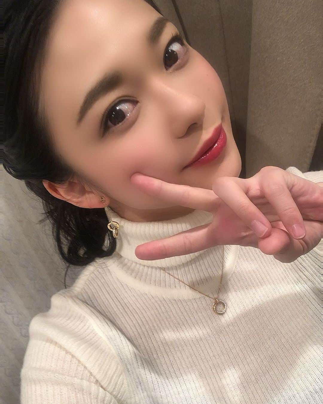 山中知恵のインスタグラム：「皆さま、 今年も一年本当にありがとうございました。 . . . 今年は "コロナで始まりコロナで終わる" そんな一年でしたね。 . . 私は復帰してから 6作品をリリースすることができ 目標だった イメージDVD100作品を達成しました。 . . それは他でもない スタッフの皆様や 世界中のファンの皆様がいてくださっての事だと 心から感じています。 . 本当にありがとうございます。 . 10歳からJr.アイドルとしてデビューし 様々な事を経験し、感じ、皆さんと数え切れないほど たくさんの時間を共に過ごしてきました。 . . 唯一私が誇れる、自信が持てるのは "グラビアアイドル 山中知恵" でいる瞬間だけでした。 . 離れてても支えてくださるファンの方が居てくれる。 . そう思って活動していたのは 昔も今も何も変わりません。 だから ファンの方は私にとっては家族と同じくらいの宝物なんです。 . . 雑誌で見かけてくださったのか テレビで見かけてくださったのか たまたまネットサーフィンしてたら出てきたのか フラっと見かけたのか どこで私なんか見つけてくれたんだろ。 って今でも思います。 . だからイベント時は、 一人一人の皆さんとはちゃんと向き合って 心の中で "見つけてくれて、会いに来てくれて、本当にありがとう。" そう思ってる。 . . 勇気出してきました。 とか うるうるしちゃうんだよ？🥺 本当に。 私に会うために勇気を振り絞って 一生懸命話してくれる姿はすごくキュンとします。 . . いつもいらしてくださるファンの方は 相変わらず元気だな〜とか 近況報告したり すごくいつも楽しい時間を共有してくれて 友達以上の感覚で話しちゃう。笑 . もっとアイドルらしくしなきゃいけないんだけどね…笑 . . . こんなに沢山の文字を書いても書いても足りないくらい 楽しかった 嬉しかった 幸せだった そんな思いでいっぱいです。 . . だから 来年からは私のやりたかった事をやります！笑 . . これからは会える機会は 前より減ります。 . . でも、 配信や コロナちゃんが落ち着いたらオフ会もやります！ . . だからそれまで もう少しだけ待っててね。 . . . いつも沢山の愛をありがとうございます。 . 私の人生で グラビアアイドル 山中知恵 という時間は シンデレラになったようで フェアリーじゃないけど ゴッドマザー(うちの母)から魔法をかけられ 沢山の王子様に会い、 夢のような舞踏会が約12年も続き ようやく魔法が解けるようです。 . . 本当に私を少しでも応援してくれたり 気にかけてくださったこと 心から深く感謝します。 . . . そして、 これから形は違えど 見習い魔法使いとして 皆さんを夢心地にするような 楽しい時間を一緒に過ごせるように 頑張ります。 . . . だから、どうか、元気で居てください♡ . . . 今年も一年 ありがとうございました。 . . . グラビアアイドル　山中知恵 YouTuberになりたい見習い魔法使い　山中知恵」