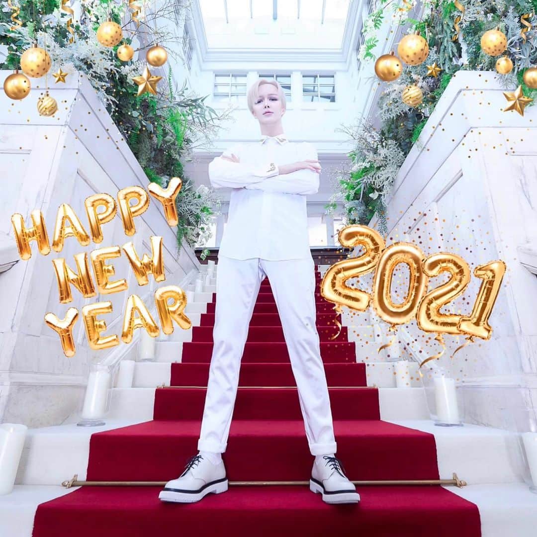 Matt（マット）さんのインスタグラム写真 - (Matt（マット）Instagram)「・ 今のうちに更新しておく❤︎  2020年とーっても楽しかった！ 沢山学ぶことがあったね。 みんなありがとう💕 2021年までもう少しだね♥️♥️♥️ すっごいたのしみっ❤︎ 沢山挑戦していくよ💋 また一年笑顔で楽しく過ごしましょう🥂 ちゃんと生きるんだよ！  Matt Rose🌹  #thankyou2020  #goodbye2020」12月31日 23時18分 - mattkuwata_official2018